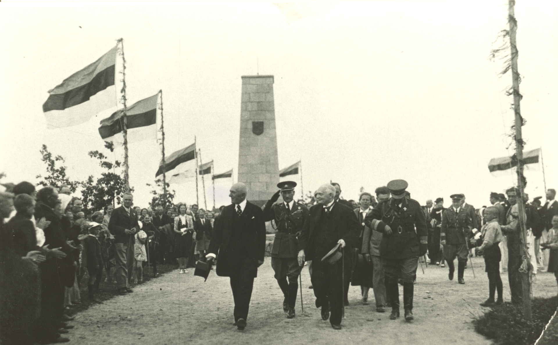 At the opening of the monument pillar of K. Pätsi in Tahkuranna Pärnu County, senior Marksoo, in the middle of K. Päts