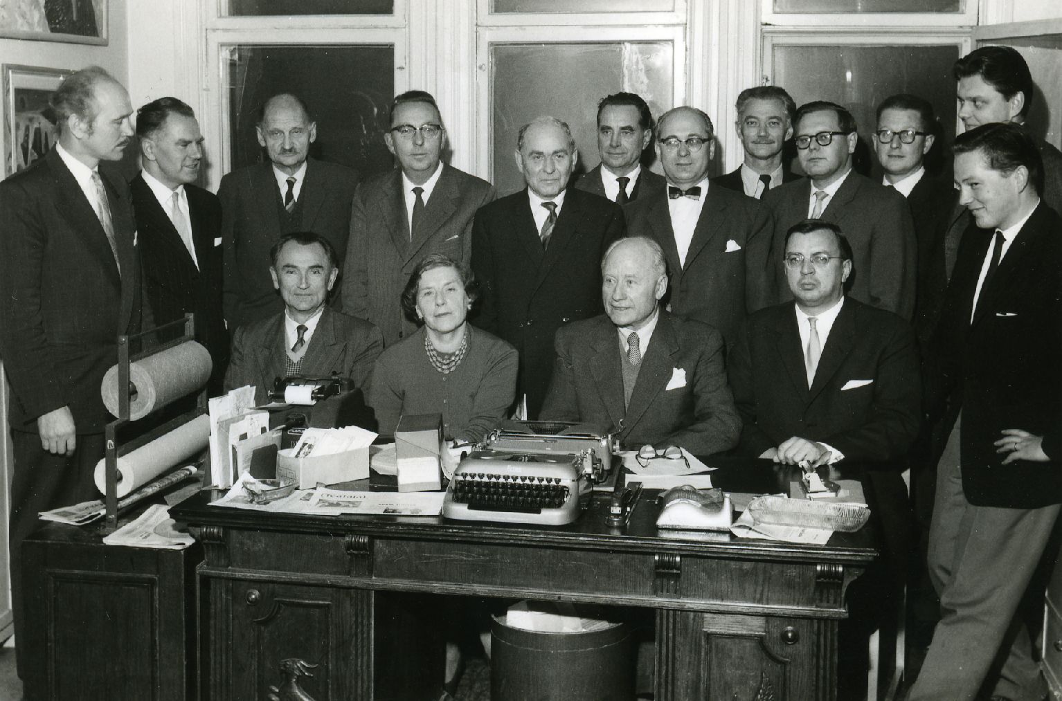 "Teacher" editorial and college. Left front: 1. Ervin Nõmmera, 2. Adelaide Lemberg, 3. Alexander Warma, 4. Harri Kiisk. Standing vases. : 1. Adolf Mossin, 2. Axel Mark, 3. Laan Mets, 4. Aleksander Compus, 5. Richard Indreko, 6. Vidrik Saluste, 7. Arvo Horm, 8. Karl Ristikivi, 9. Kalju Lepik, 10. Rein Moora, 11. Harry Olt, 12. A. Militias