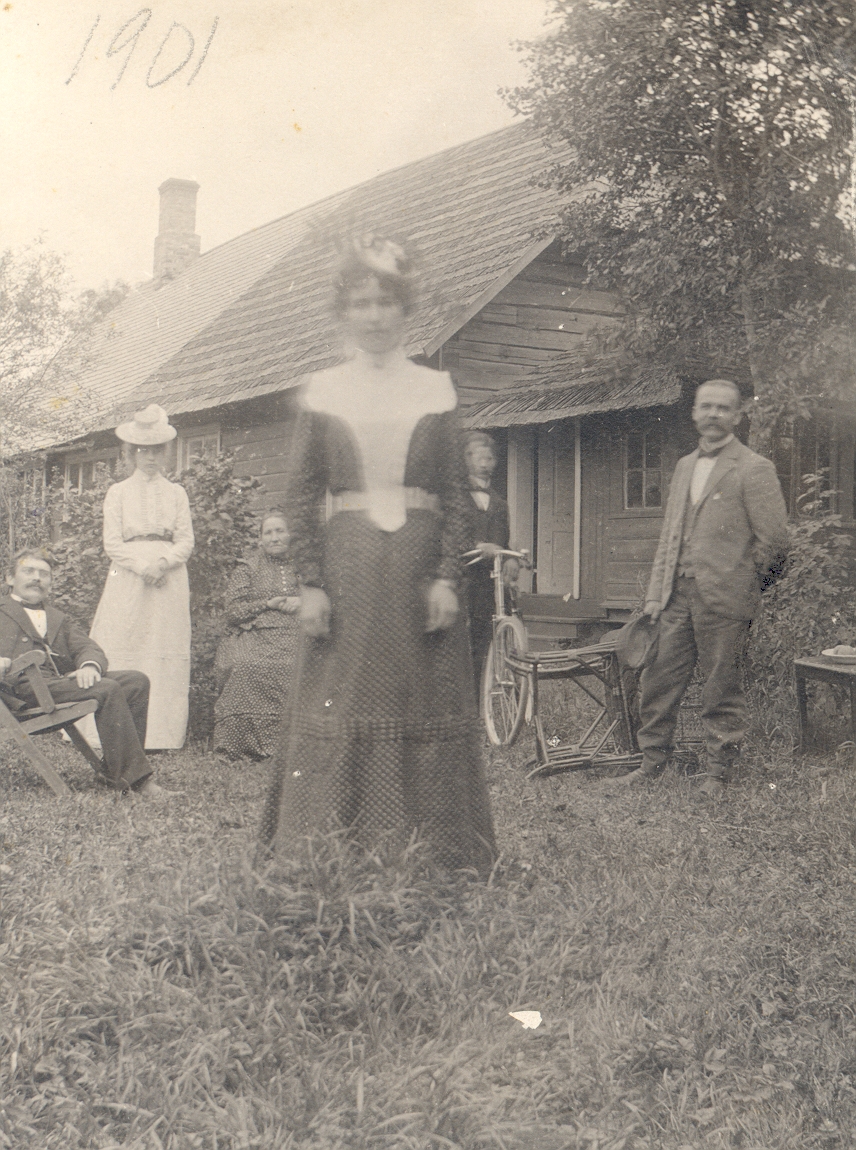 K. e. Sööt, K. Parts etc. In the yard of Rua farm 1901.