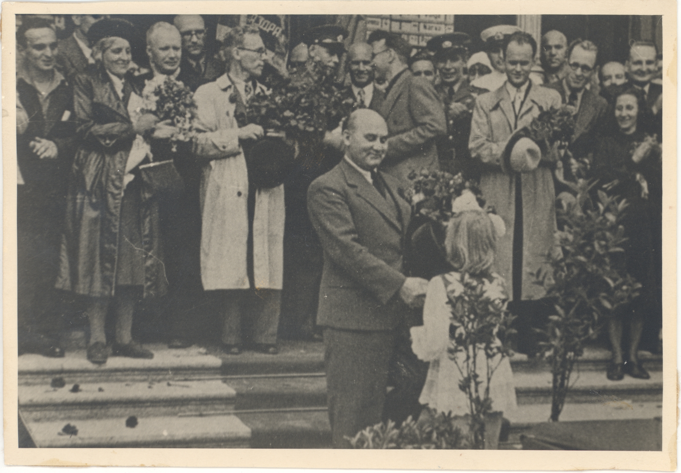 In the summer of 1940, the delegation traveled to Moscow. In front of J. Vares-Barbarus accepting flowers