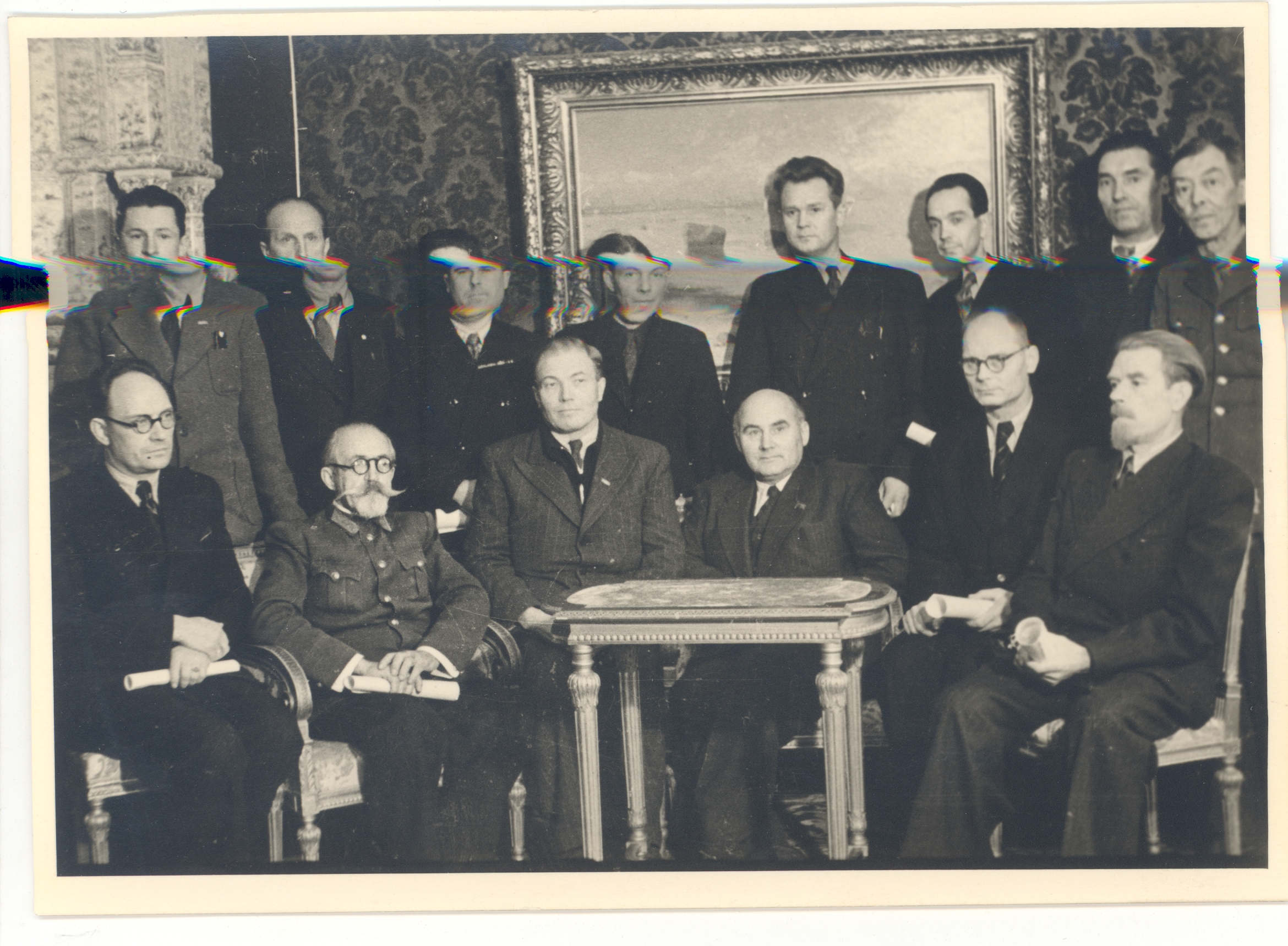 J. Vares-Barbarus with the recipients of praise letters in Kadrioru Castle 18.10.1945