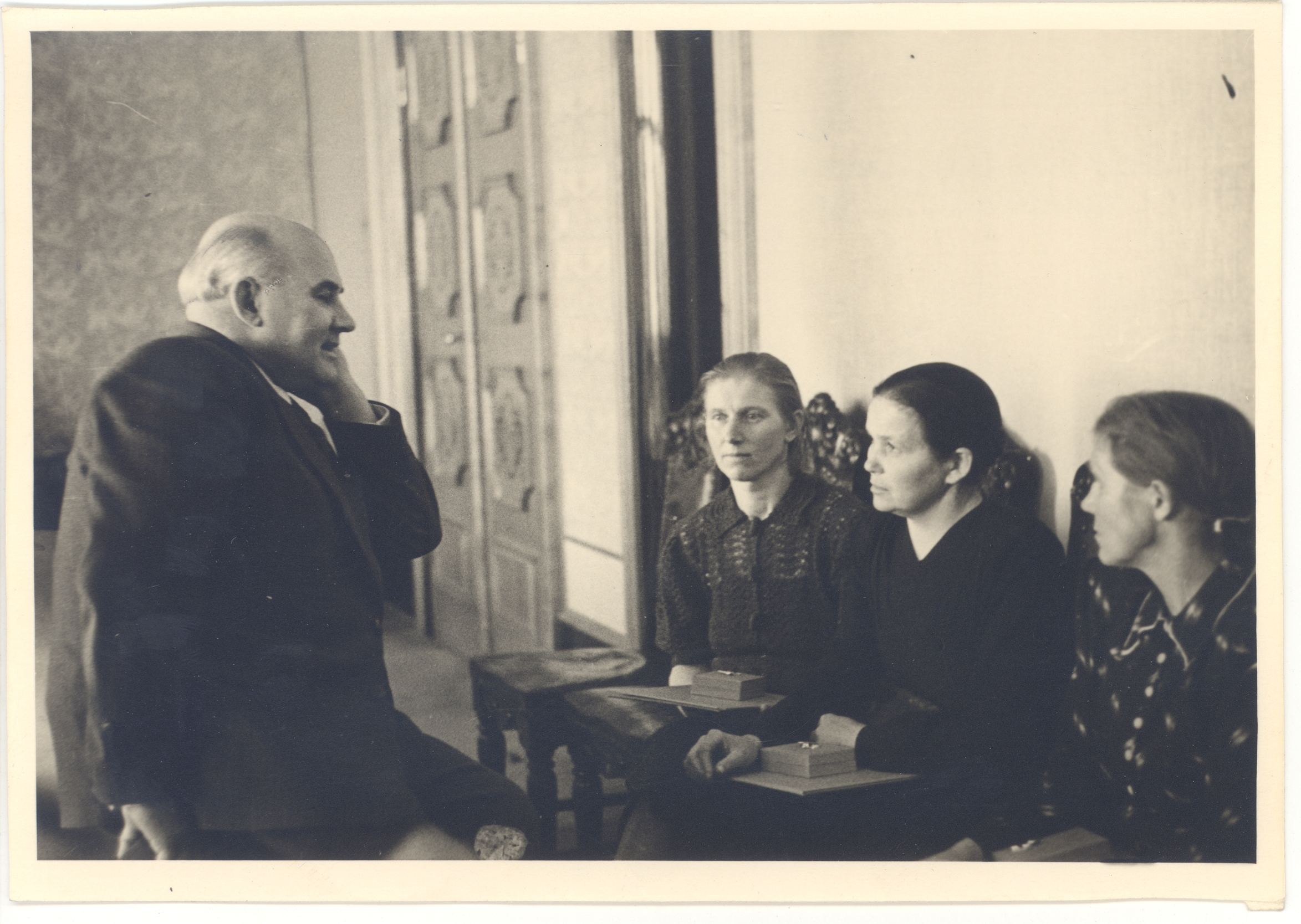 J. Vares-Barbarus conversing with honored mothers 17.09.1946