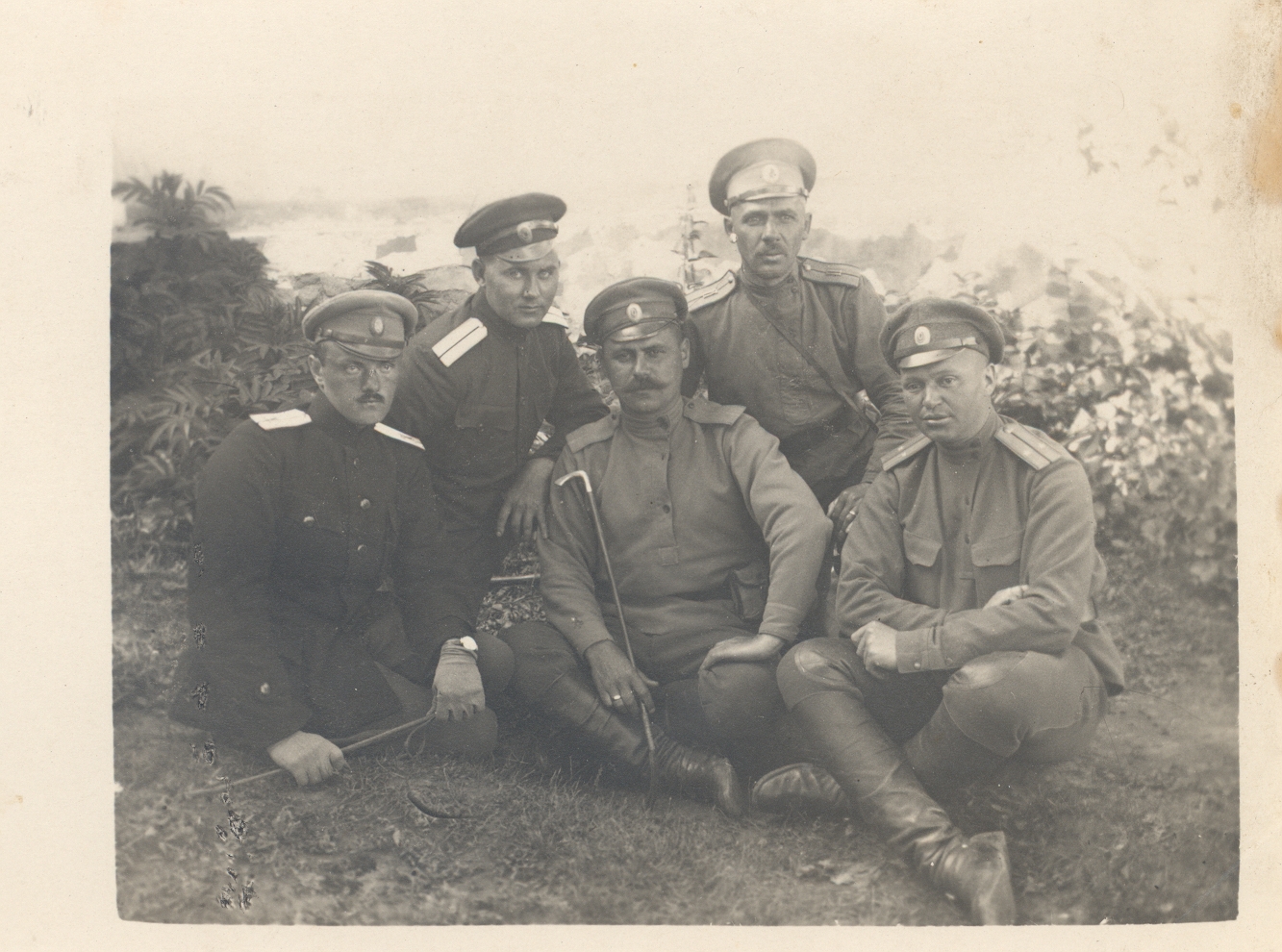 J. Vares-Barbarus with war partners in the days of World War I. 2nd row from left first