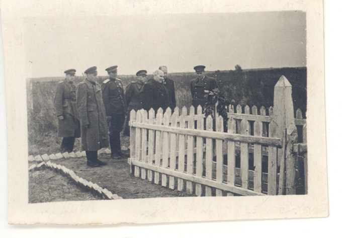 J. Vares-Barbarus with military personnel at Velikije-Luki