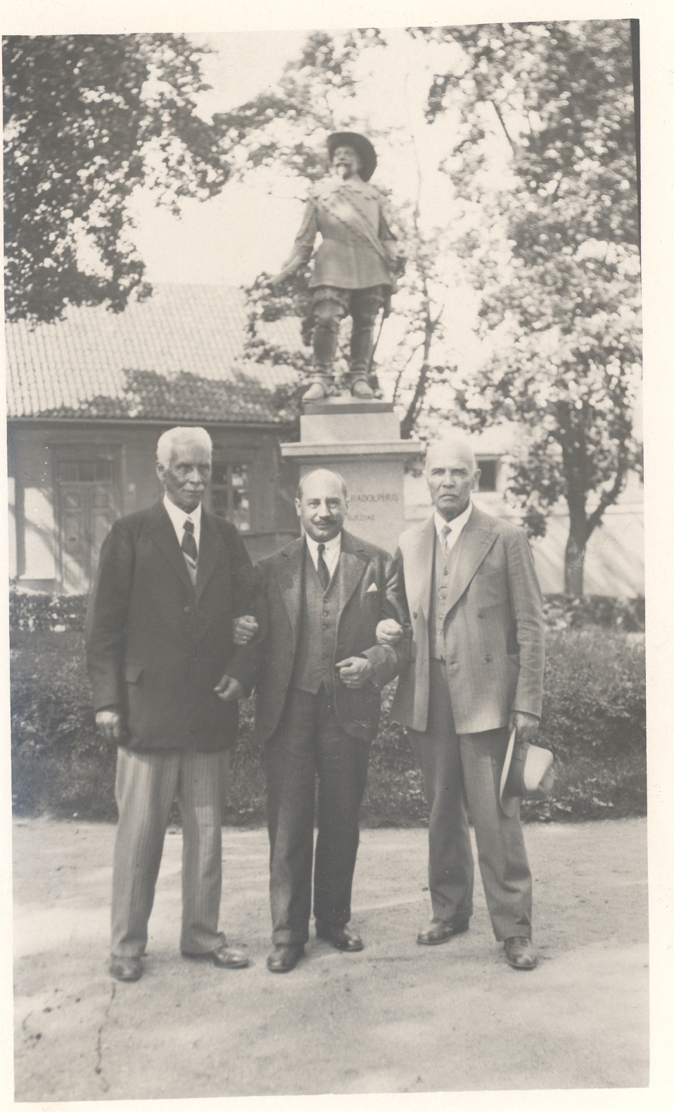 A. Läte, Otmar Feigler, K. e. Sööt in Tartu at Gustav-Adolf's honest pillar in 1931. VII 28