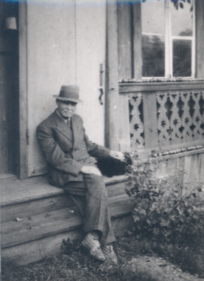 K. e. Sööt on the stairs of your house in Tartu, Starvere tn. 5, 1943 Summer