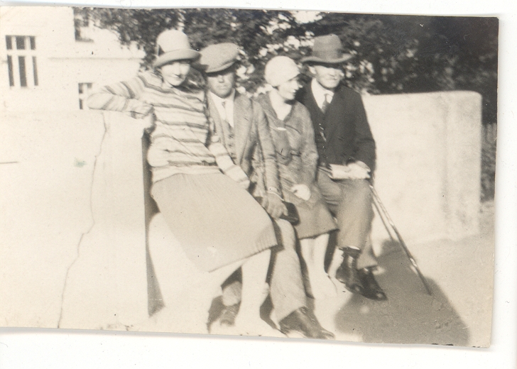 K. e. Sööt with Finnish guest Vuoris in Tartu on Toomemägi 22. VIII 1929. With them, Mrs. Keldt and Miss. Copper