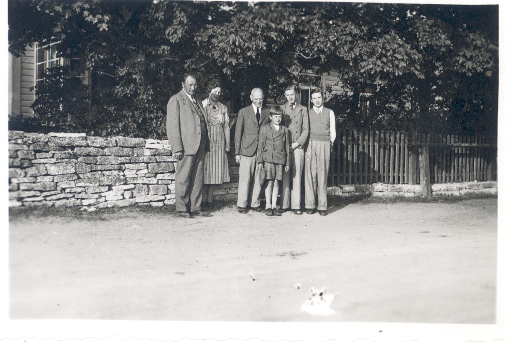 K. e. Sööt W. Grünthal-Ridala family in the middle of their summer in Muhumaa, 16. VII 1939