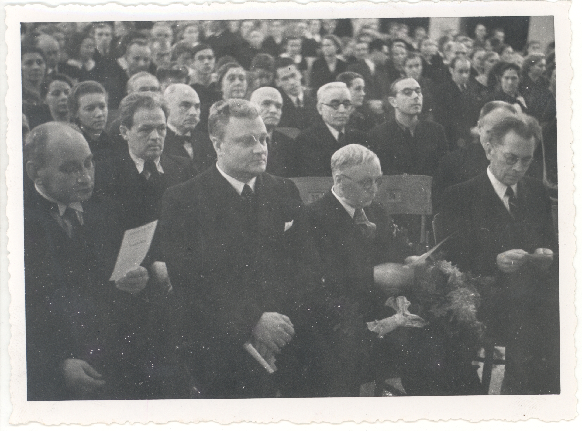 Writer Ed. On the birthday of Hubel (mait Metsanurga) in 1939 "Vanemuise" organised by the public. Let's. Row a. Alle, a. Jakobson, Ed. Hubel, Fr. Tuglas; in second row J. W. Veski, K. e. Sööt, K. Lagus, V. Adams