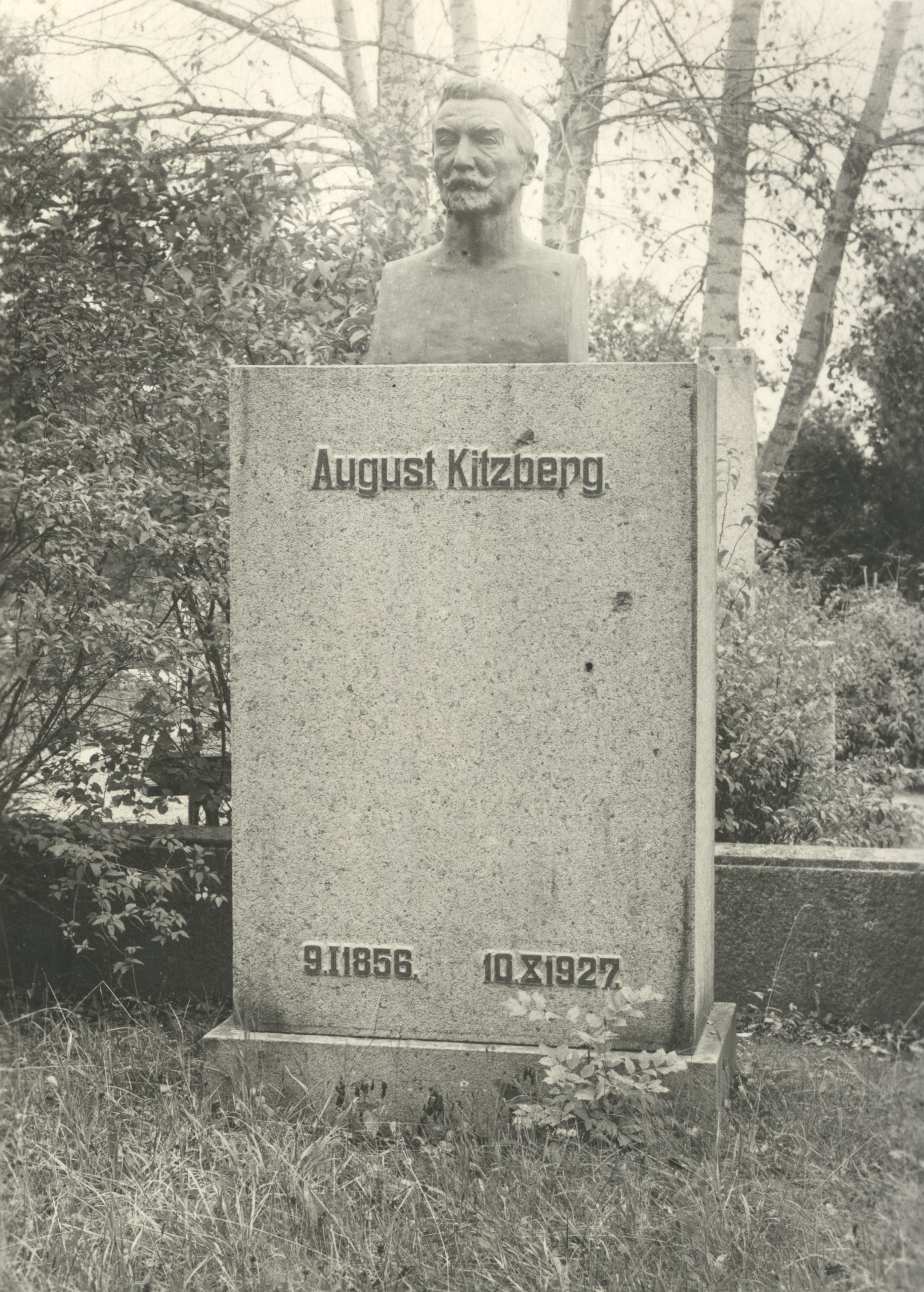 A. Kitzberg's tomb at Tartu cemetery before 1952.
