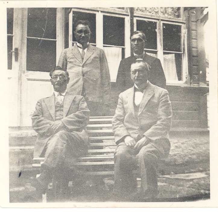 Jakob Liiv, e. Enno, V. Grünthal and m. Villa Haapsalu in 1932.