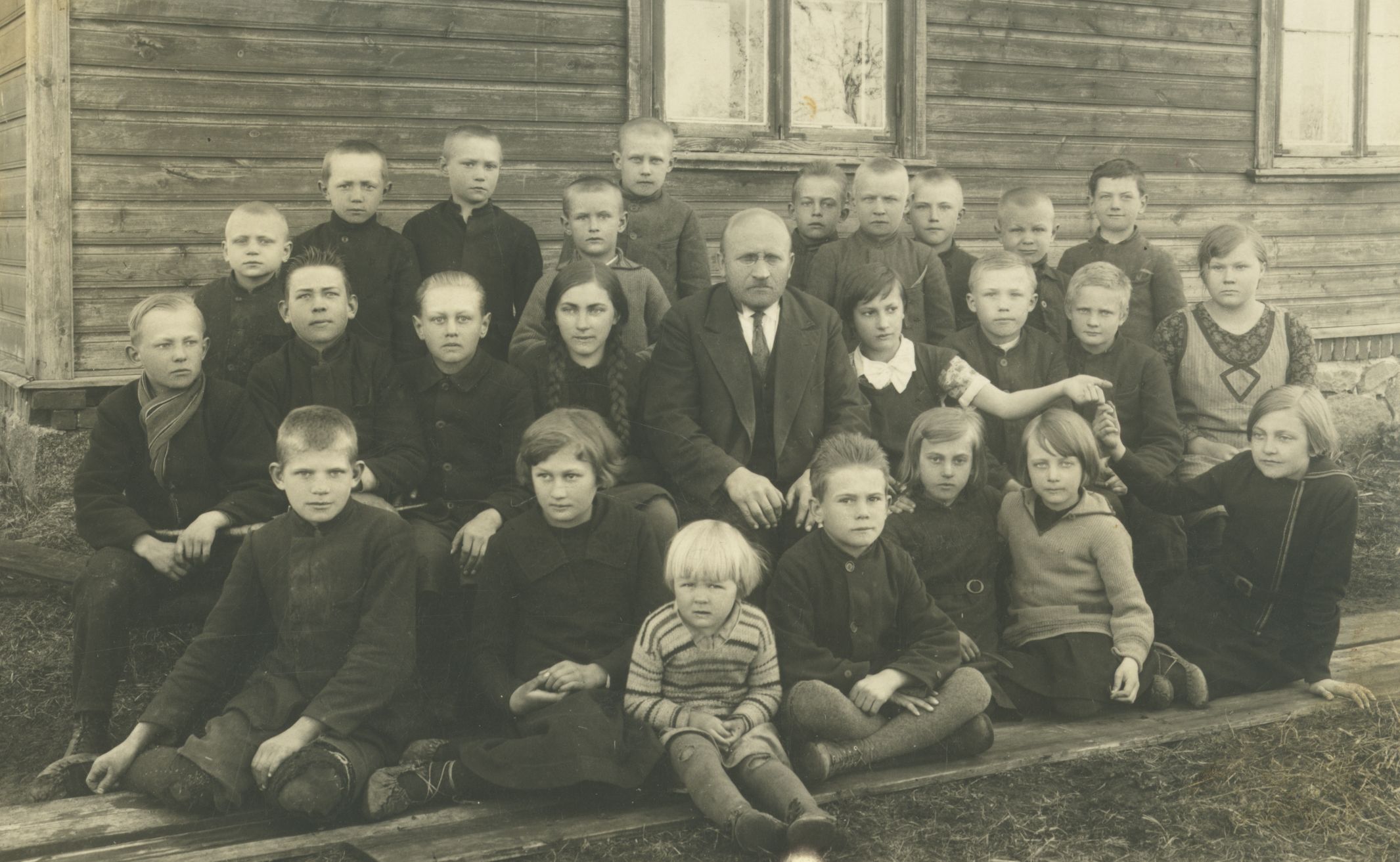 Murru primary school (Ristoli Farm) students and teacher Mart Kiirats (Mats Mõtslane) in 1932 or 1933.