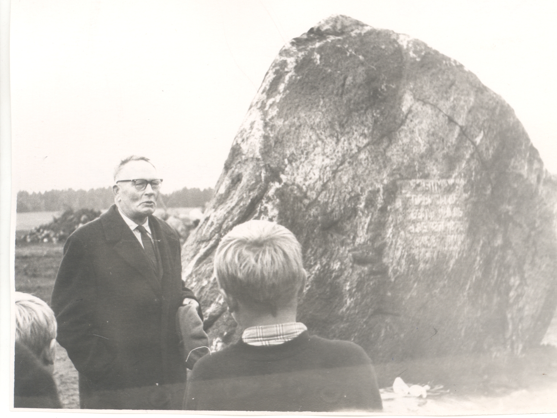 Jakob Tamme's memorial stone opened himself. Ringi khk., Teedla, Tops farm land. At the forefront of the rock raider Maadla