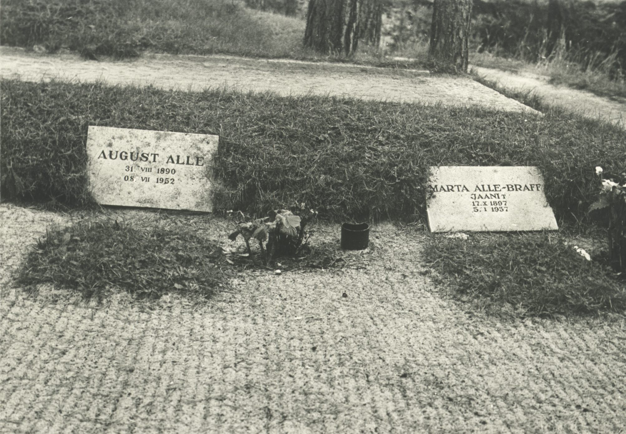 The graves of August Alle and Marta Alle-Braff at the Tallinn Metsakalmist in 1974