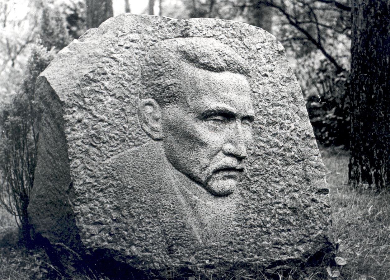 Juhan Liivi's relay commemorative stone f. Tuglase's last residence in the garden in Tallinn Väikse Illimari 12. 1974. a.
