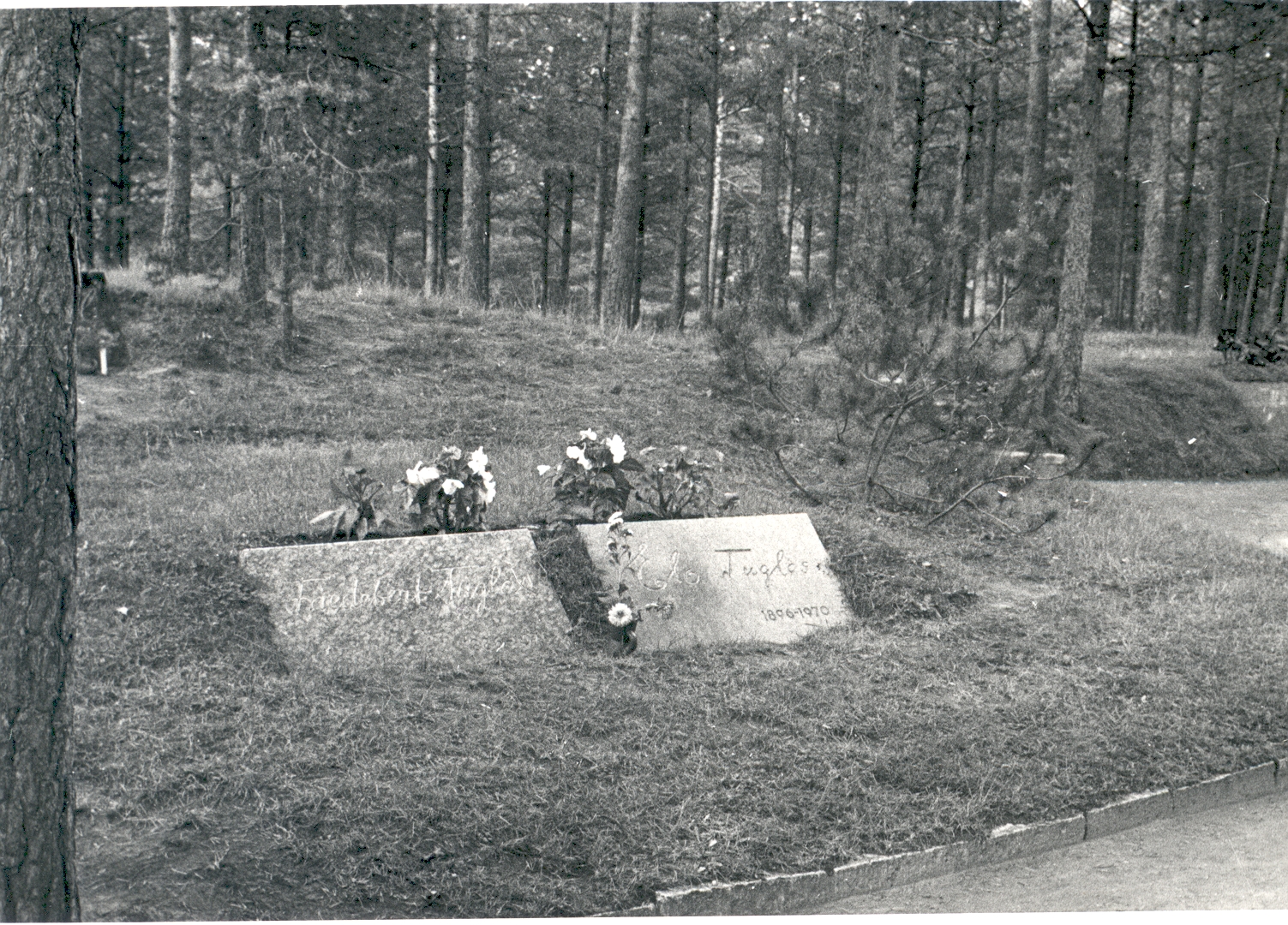 Friedebert and Elo Tuglase graves at the Tallinn Forest Hall in 1974.