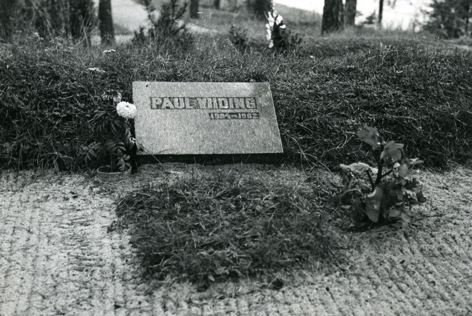 Paul Viidingu (1904-1962) grave at the Tallinn Metsakalmist in 1974.