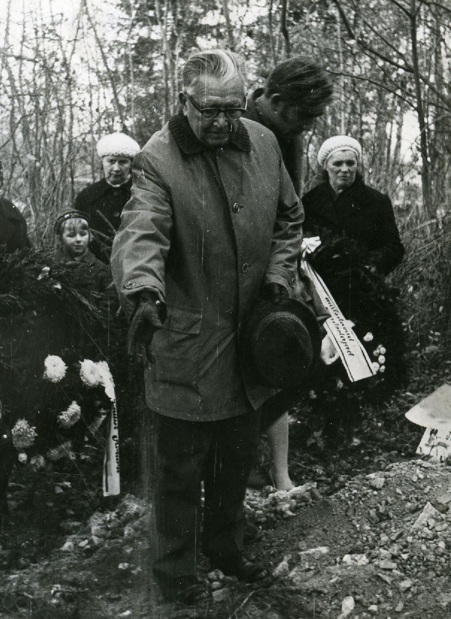 Mihkel Jürn's brother at the funeral of Artur on 15 October 1971