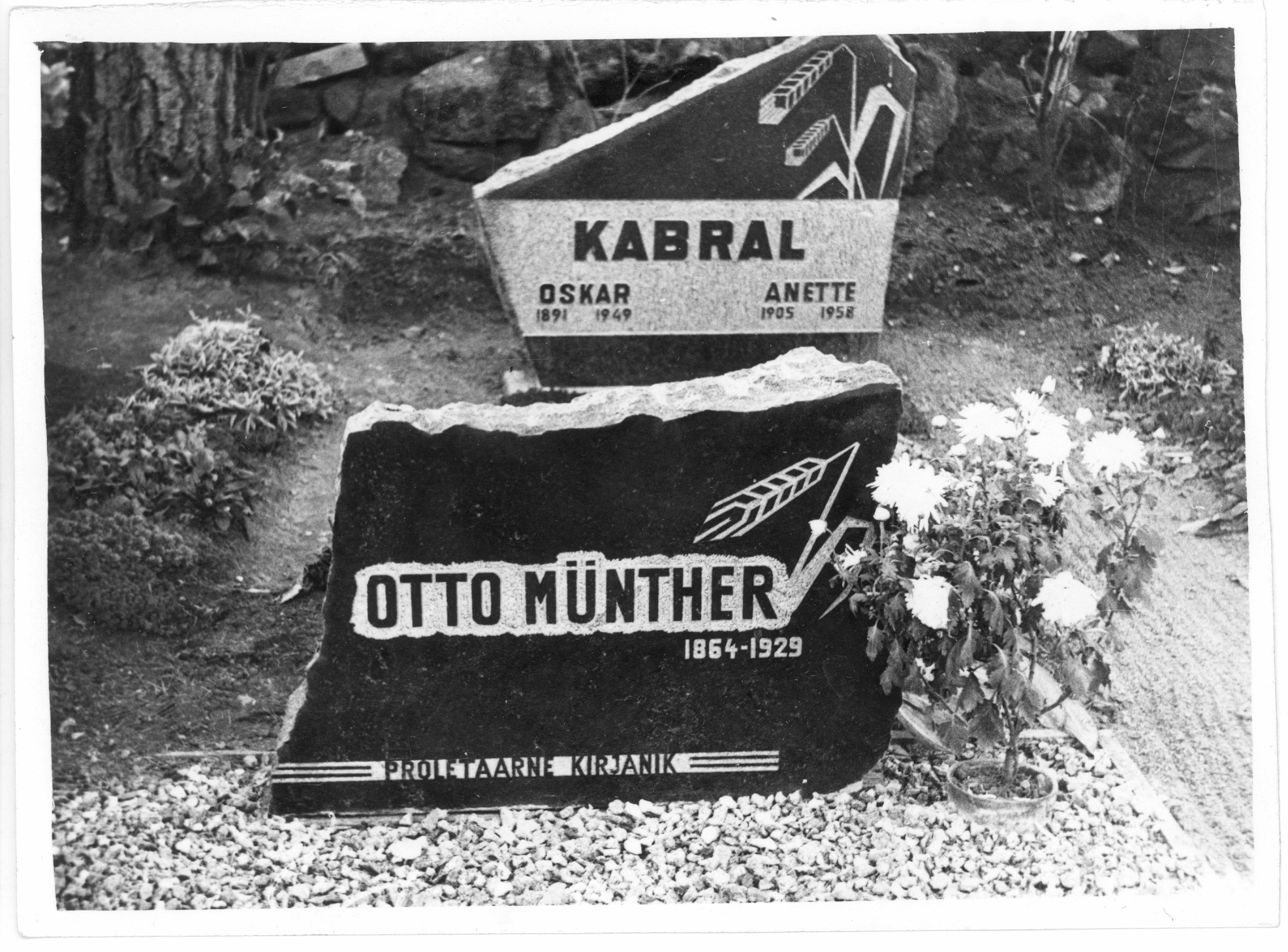 Otto Münther i, Oskar and Anette gravestones in the Uudeküla cemetery