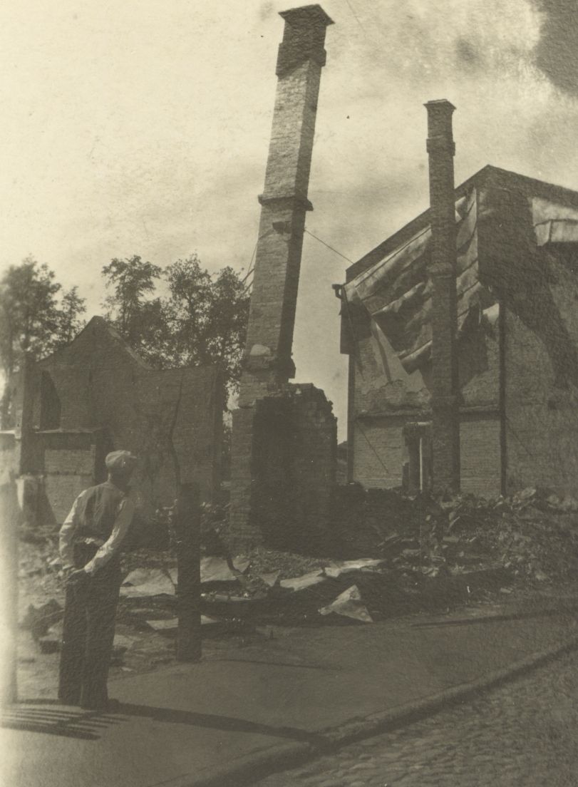 Mihkel Kampmaa's home on ruins in Tartu, growth. 1941