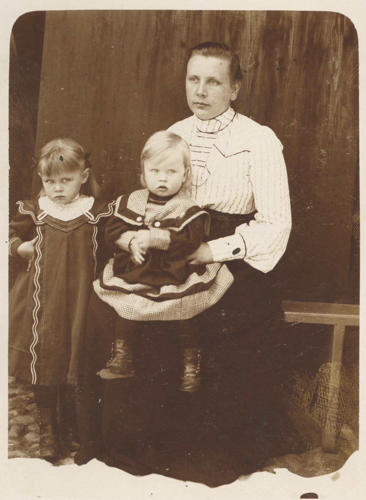Mihkel Kampmaa's wife's daughters Karin and Mari Volmar in 1907?