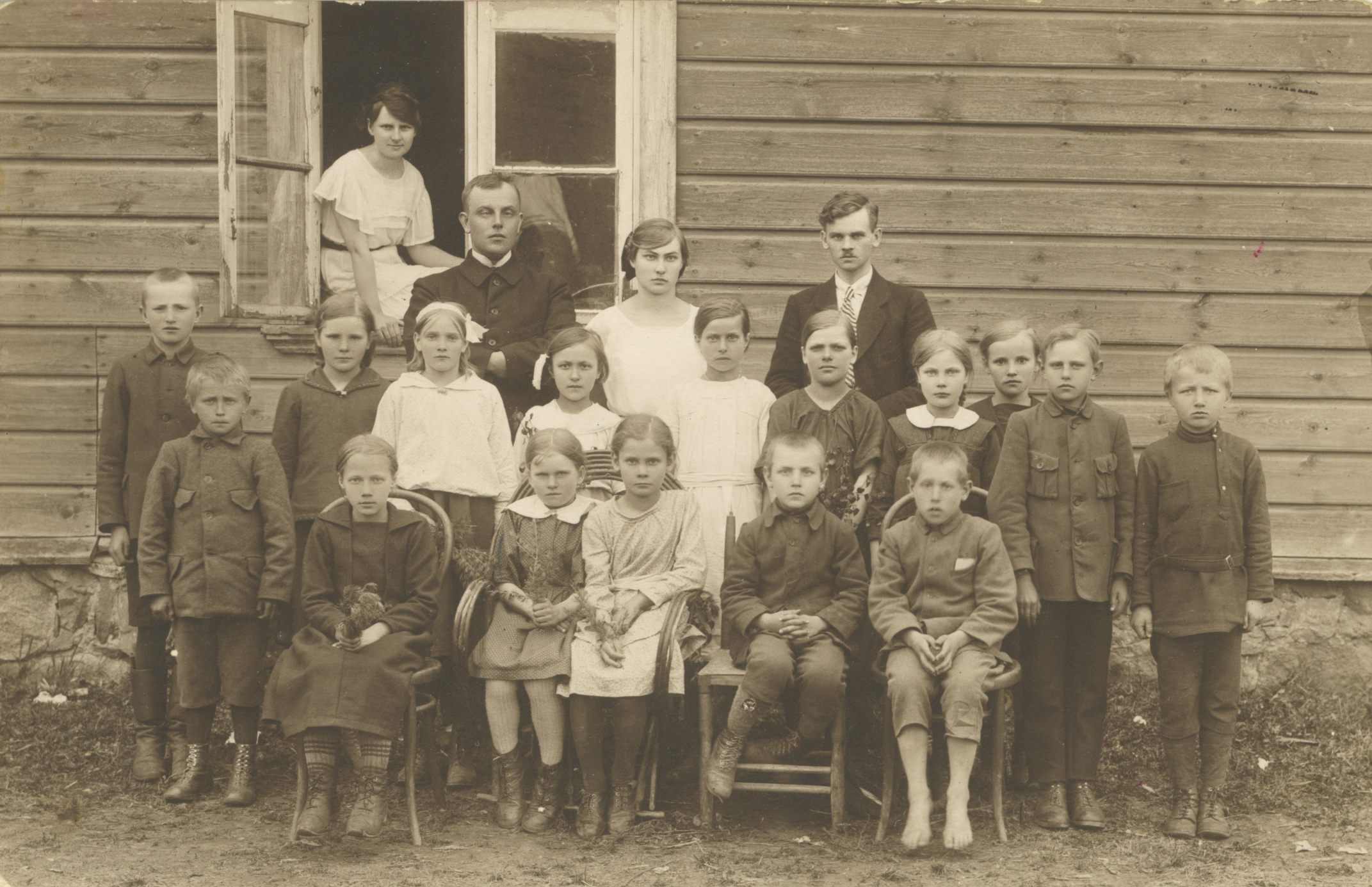 Hendrik Adamson with his students in 1923.