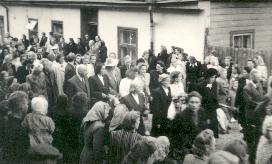 K. e. Feed funeral