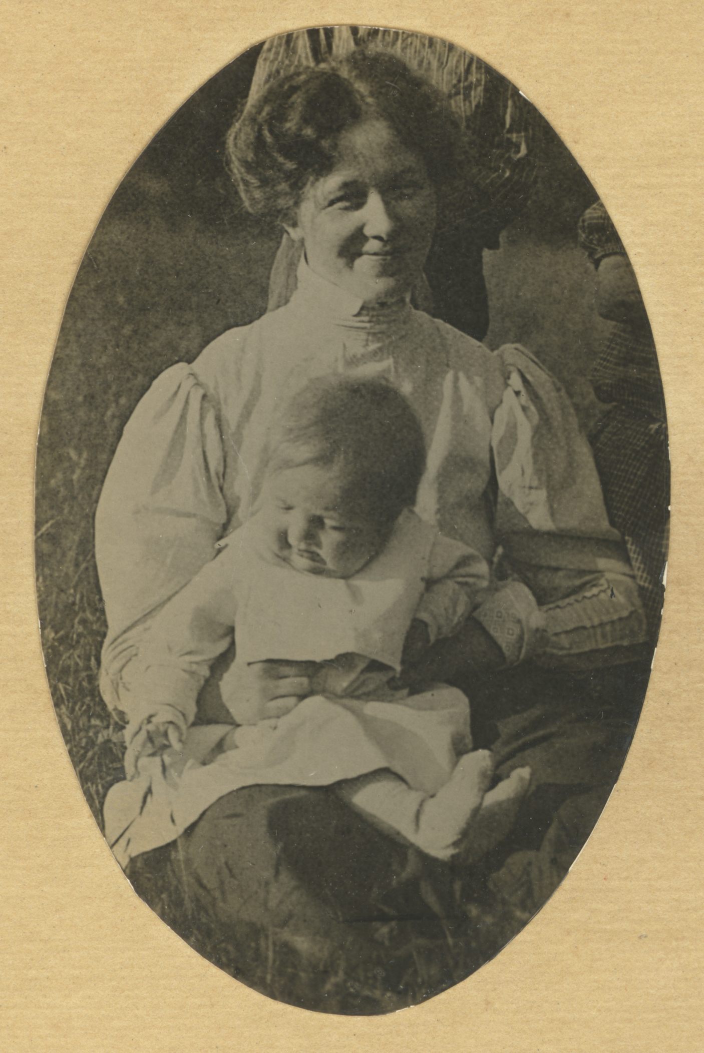 Daughter of Marie Under with Dagmar in Kassar [1904]