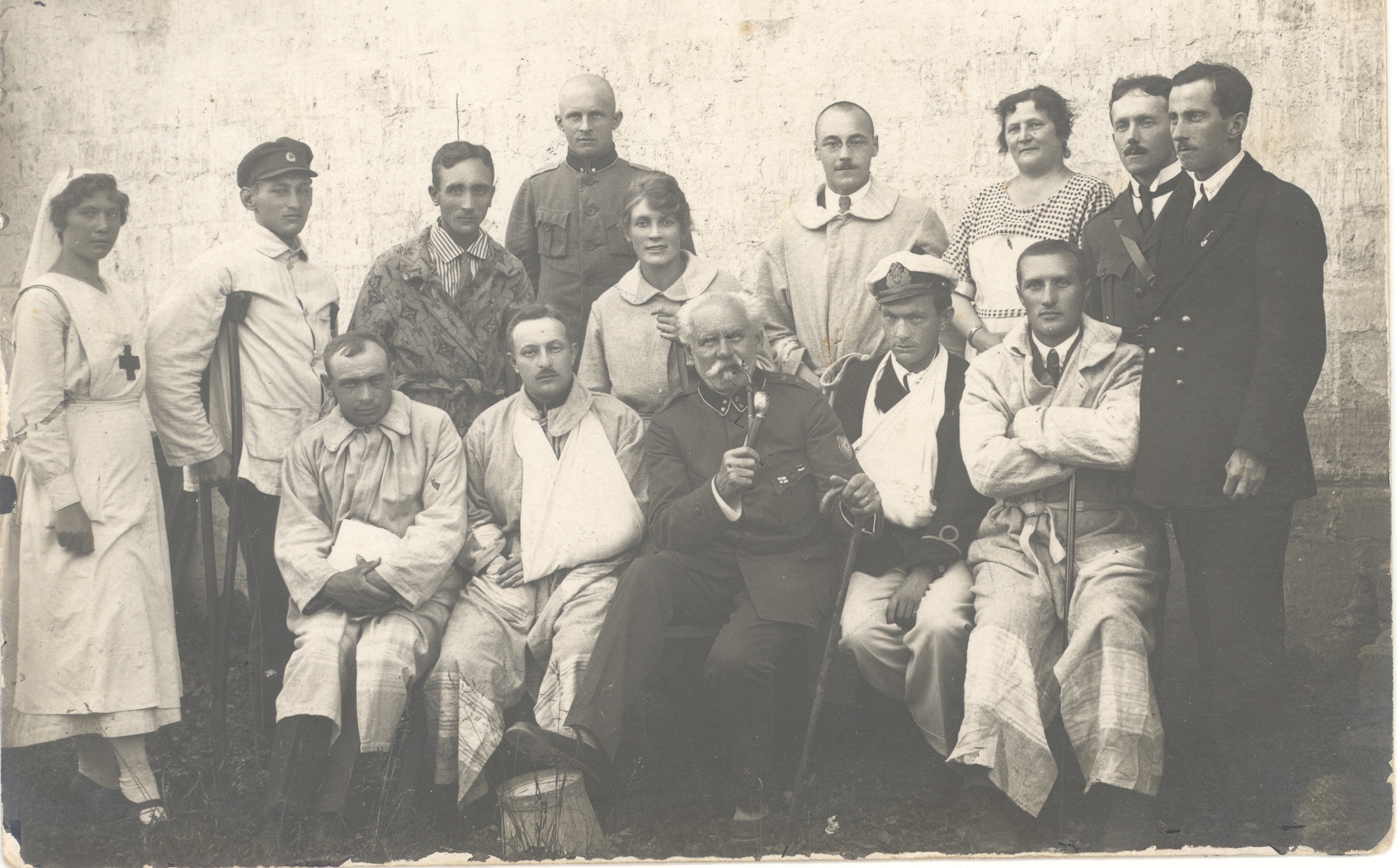 Dr. med. Eugen Jannsen in 1921 with Kuressaare Sanatooriumi patients (incl. Yeah. Semper)