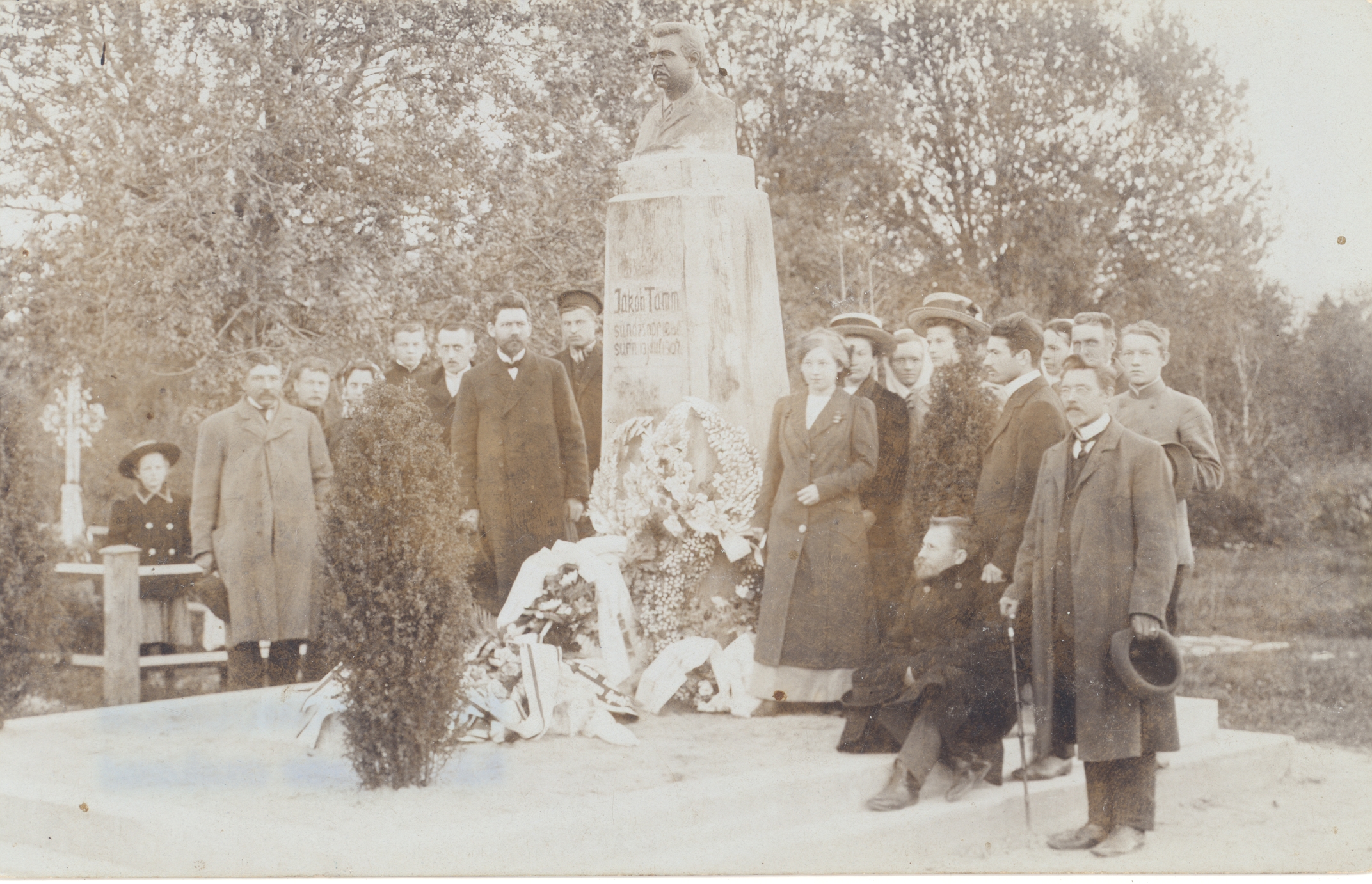 Opening of the tomb of J. Tamme at V-Maarja cemetery in 1911.
