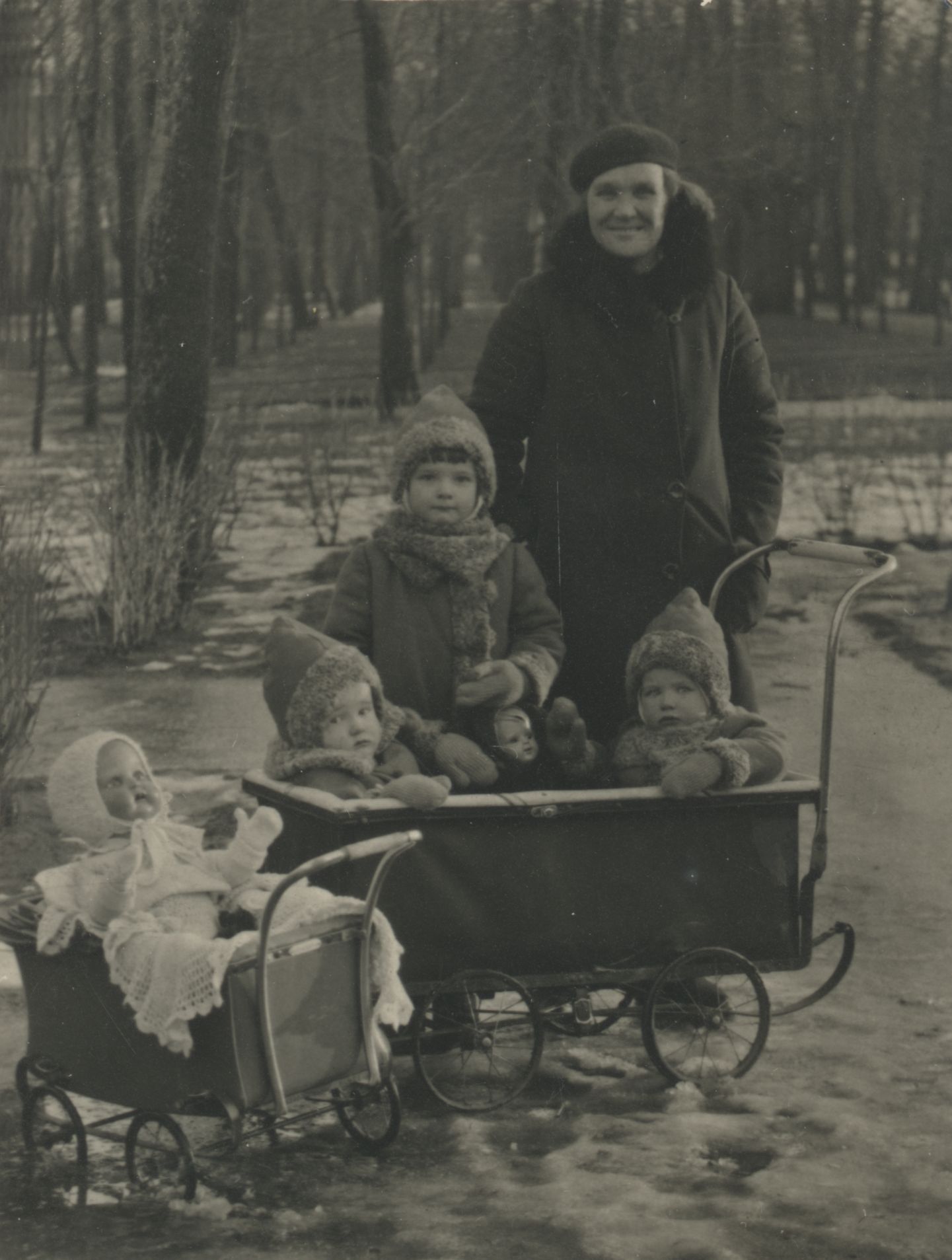 J. Jaigi children Ilo-Reet, Koit and Säde with babysitter Kadriorus