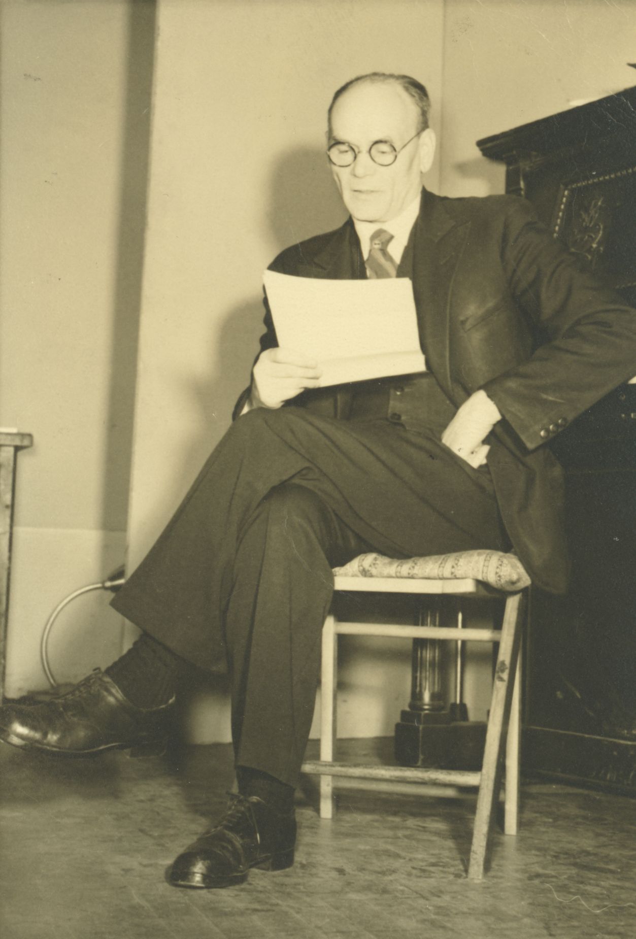 Henrik Visnapuu reading the word at the literary evening [1949-1950] in New York