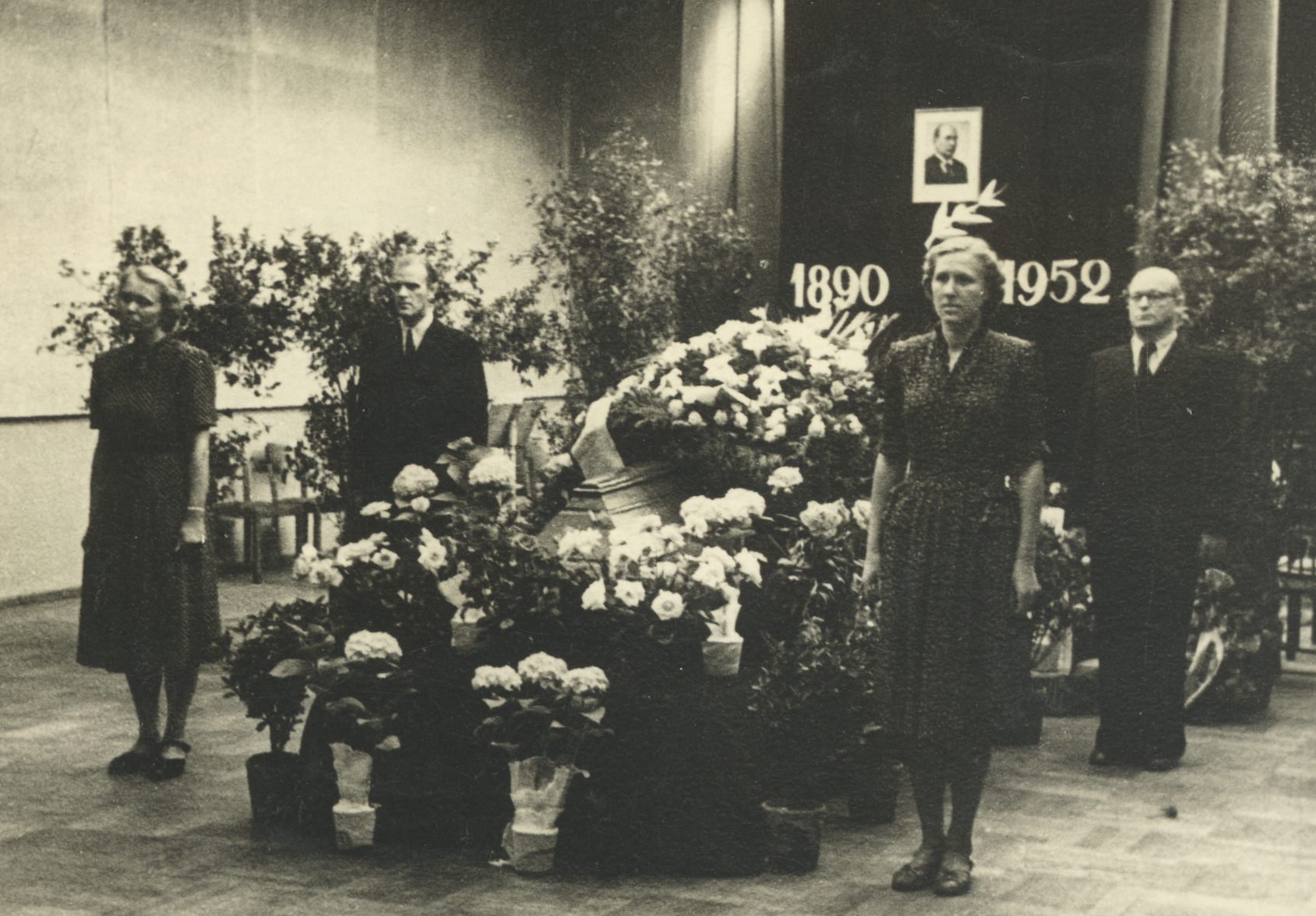 August All's funeral 10. VII 1952
