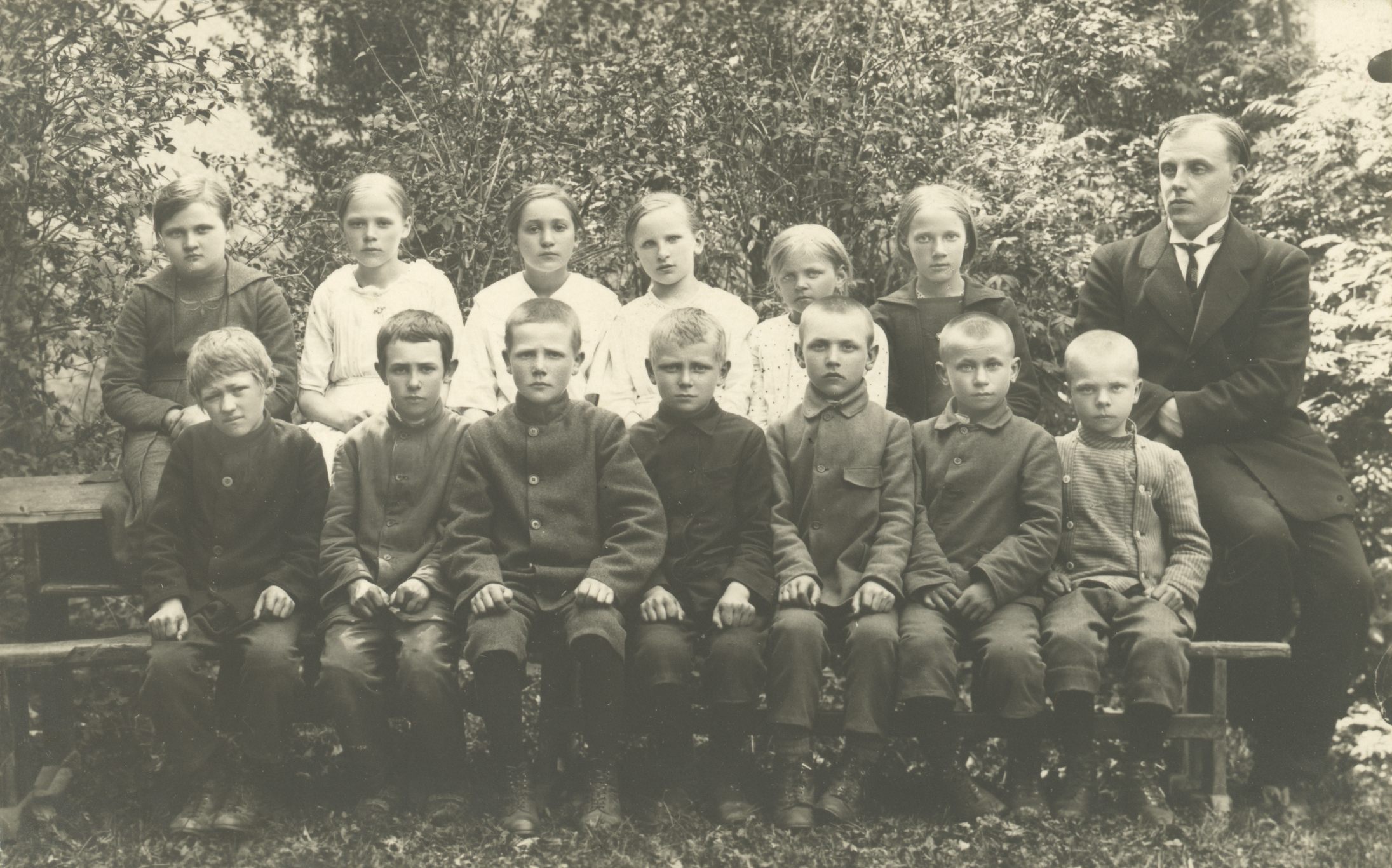 Hendrik Adamson with his students (1. (cl.) 1924