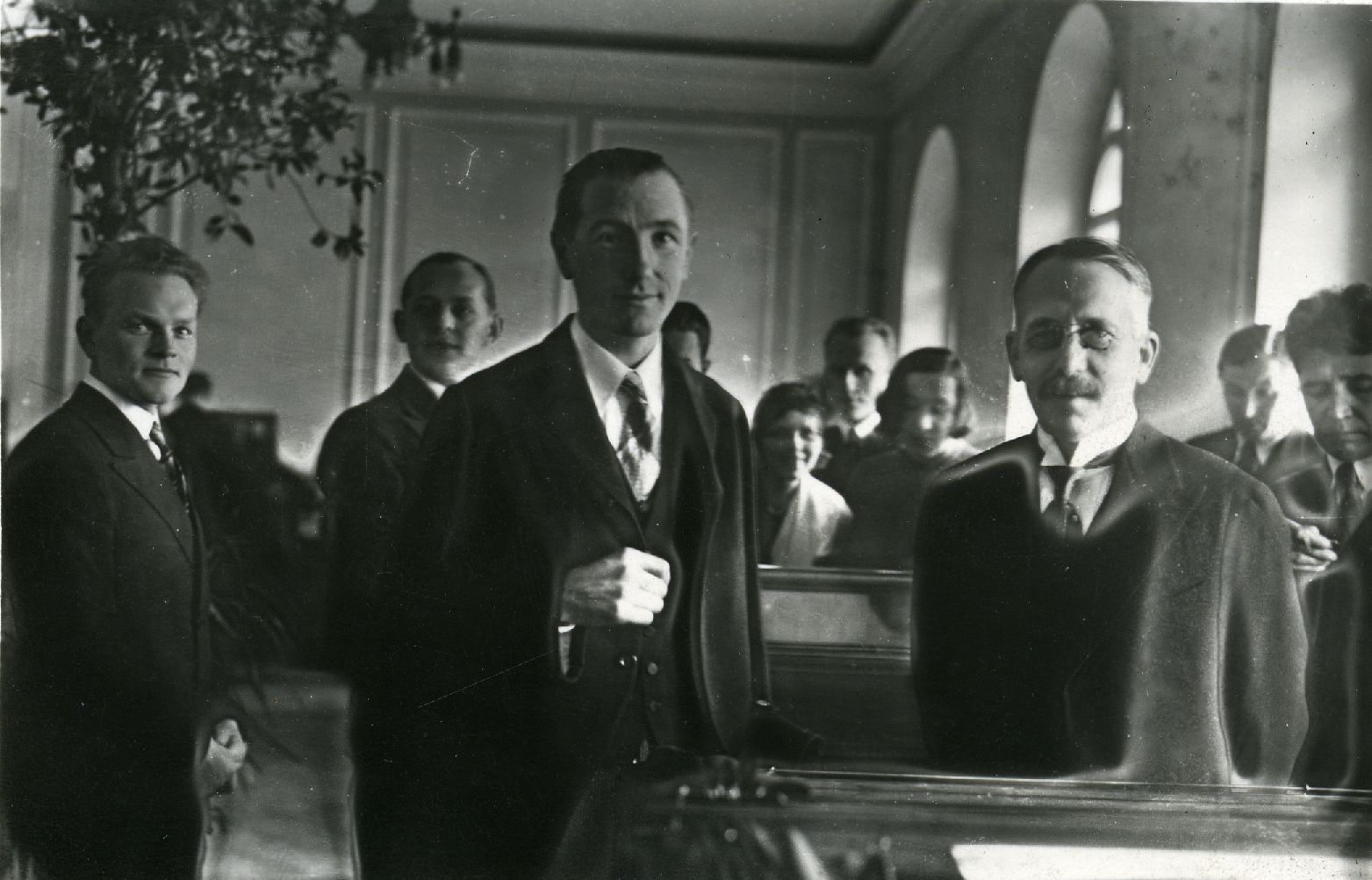 VAS. P. Vieselgren, par. Gustav Suits; behind (par.) Mihkel Jürna, Juhan Sütiste, Vold. Eller, Eduard Laugaste. [the book exhibition "Pallase" in the rooms of 1930. A-tel.]