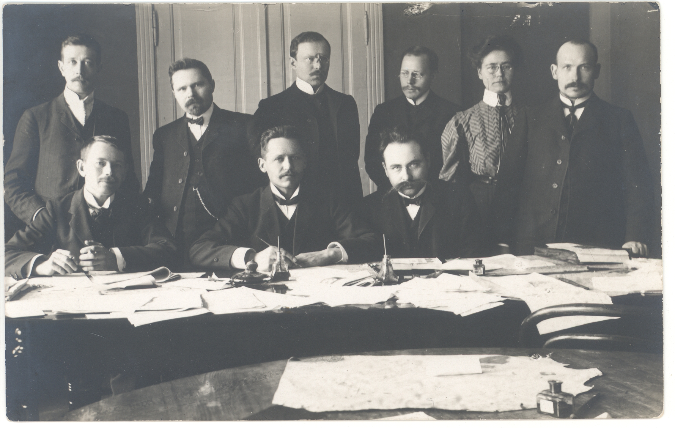 Editing of the daily newspaper in 1910-11. Stay left: 1. J. Veidenstrauch, 2. G. e. Luiga, 3. A. Hanko, 4. A. Schnicker, 5. A. Fiskar, 6. J. Mändmets. Seats: 1. E. Virgo, 2. J. (? ), 3. J. V. Veski