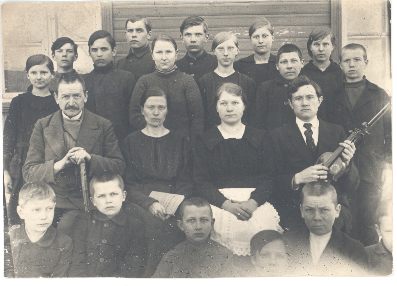 Varbla primary school teachers and students and e. Enno