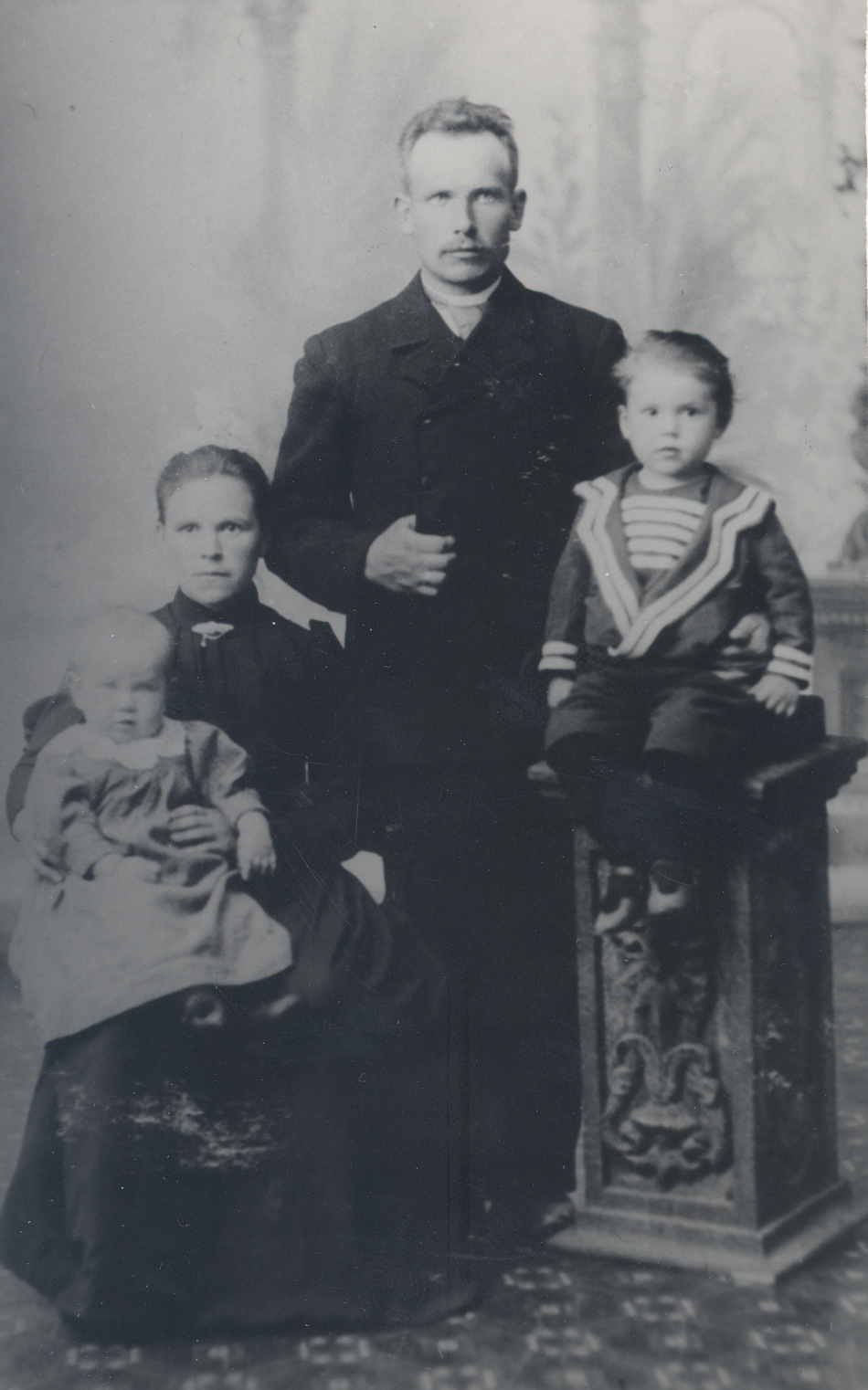 Jakob Mändmets with family