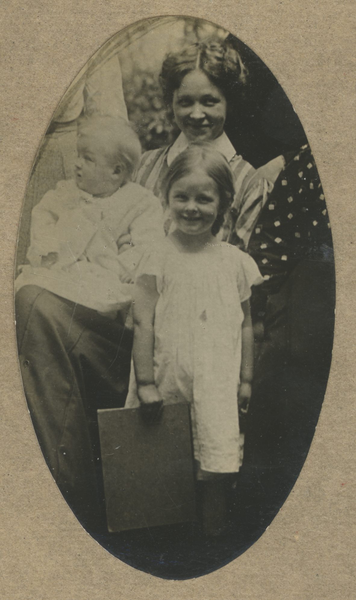 Under, Marie with her small children in 1906 in Kutchino near Moscow