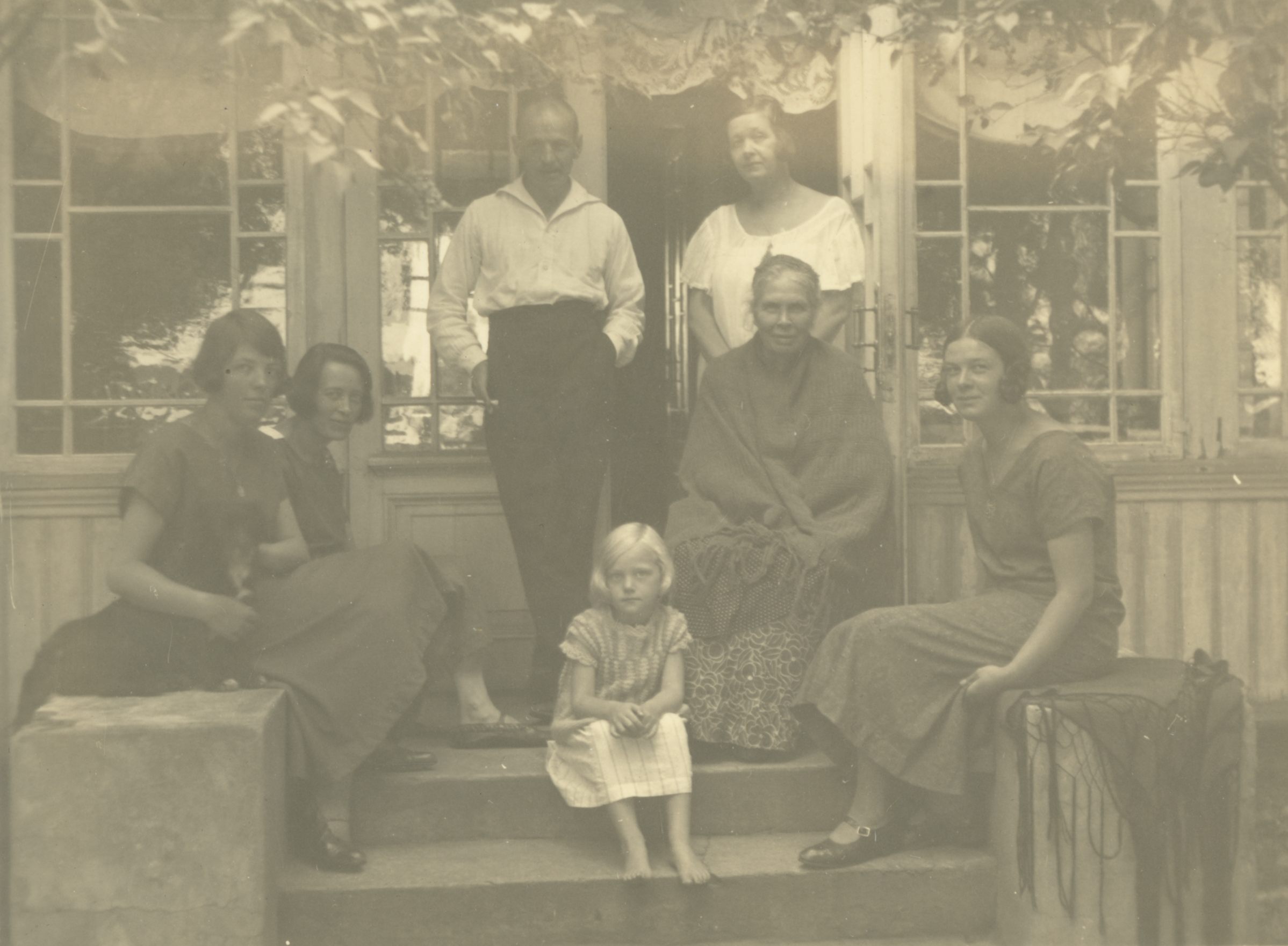 Under, Marie and a. Adson with the family in Toilas in the summer of 1925.