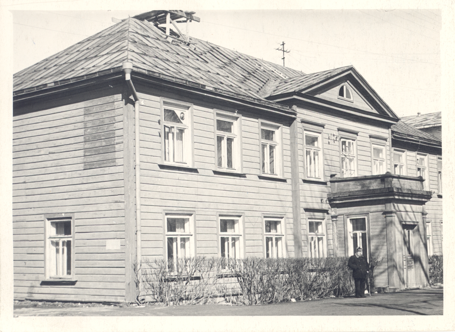 End. Sindi (machine) ministry school building. Next to the door in the 80s Jakob Tamm, e. Peterson-Särgava himself. Student