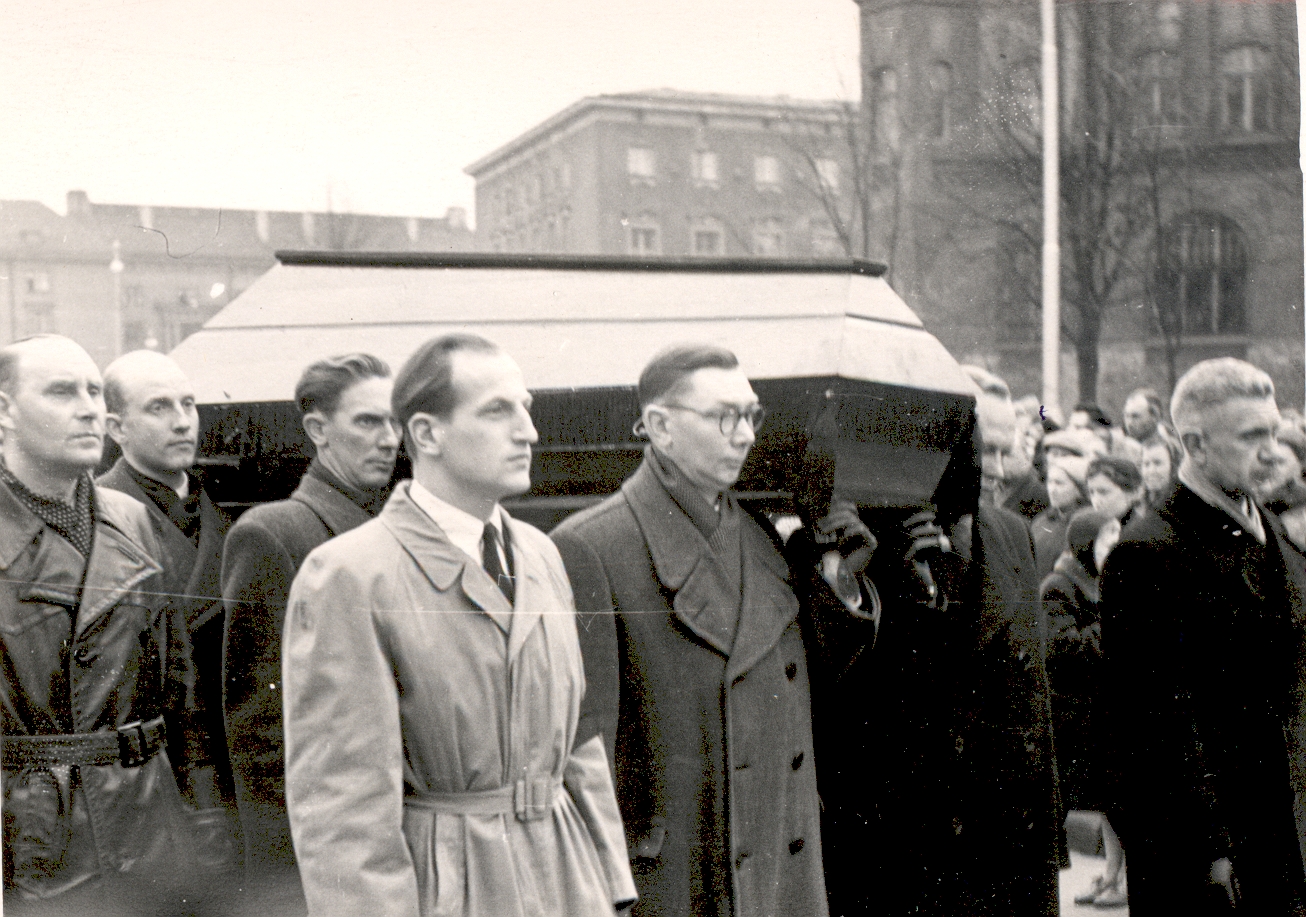 Ernst Peterson-Särgava hair 16. IV 1958 - Paper is transported through Tallinn Streets