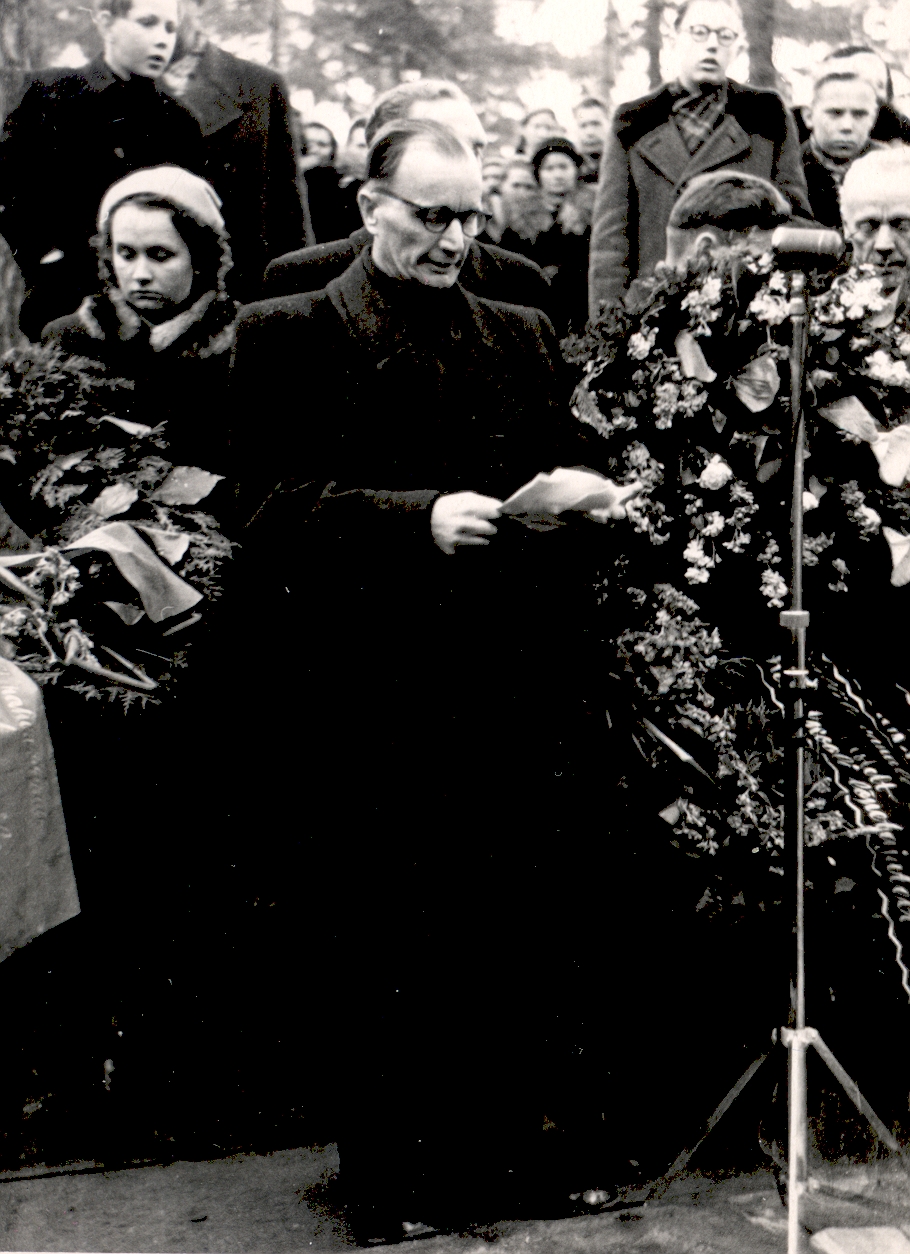 Ernst Peterson-Särgava hair 16. IV 1958 - Paper. Vice-Chairman of the Union p. Rummo Goodbye at the grave at the Metsakalmist