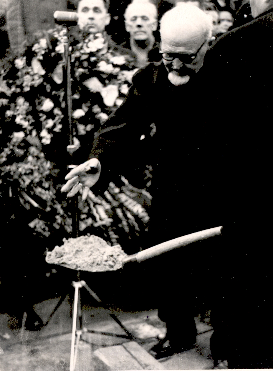Ernst Peterson-Särgava hair 16. IV 1958 - at the grave of Ado Särgava writer