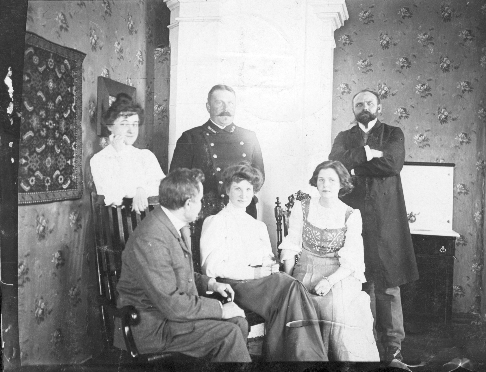 Group picture - left: 1. Salme Hermann 2. Karl Koppel 3. Dr. a. Paldrock 4. Paula Brehm 5. Linda Paldrock, birth. Island 6. Ants Laikmaa