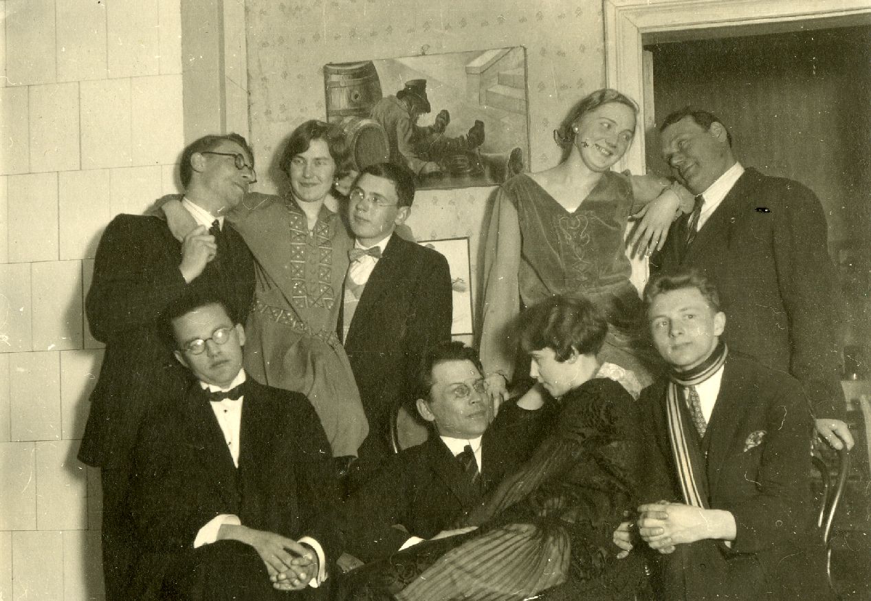 I row vas. : Heiti Talvik, Friedebert Tuglas, Elo Tuglas, Saadre; II row 2. Rope Huik, 4. Elisabet Markus-Parek and others on May 1, 1927