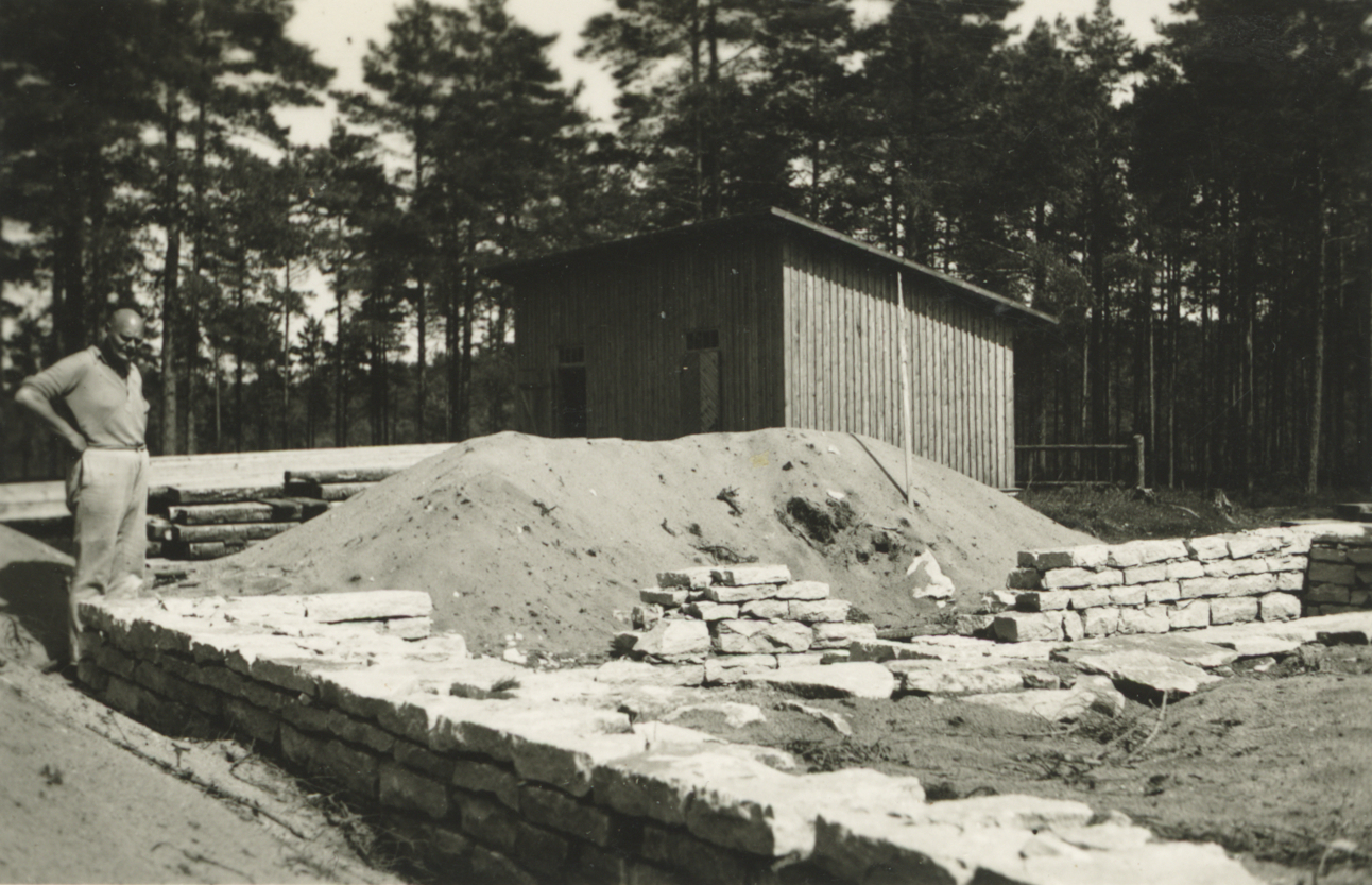 Aleksander Tassa on the construction of his house in Vasalem in July 1938