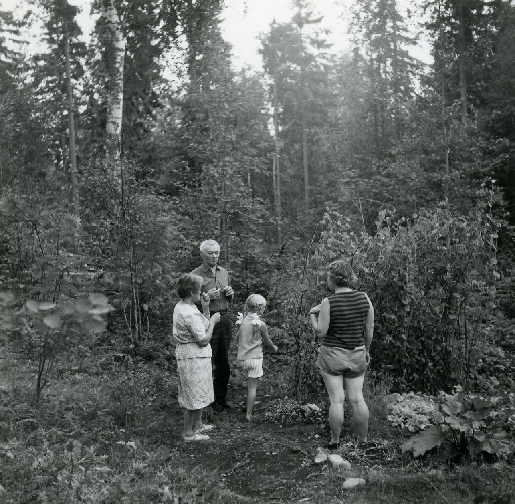 Karl Ristikivi, Liidi Mägi and others in the woods