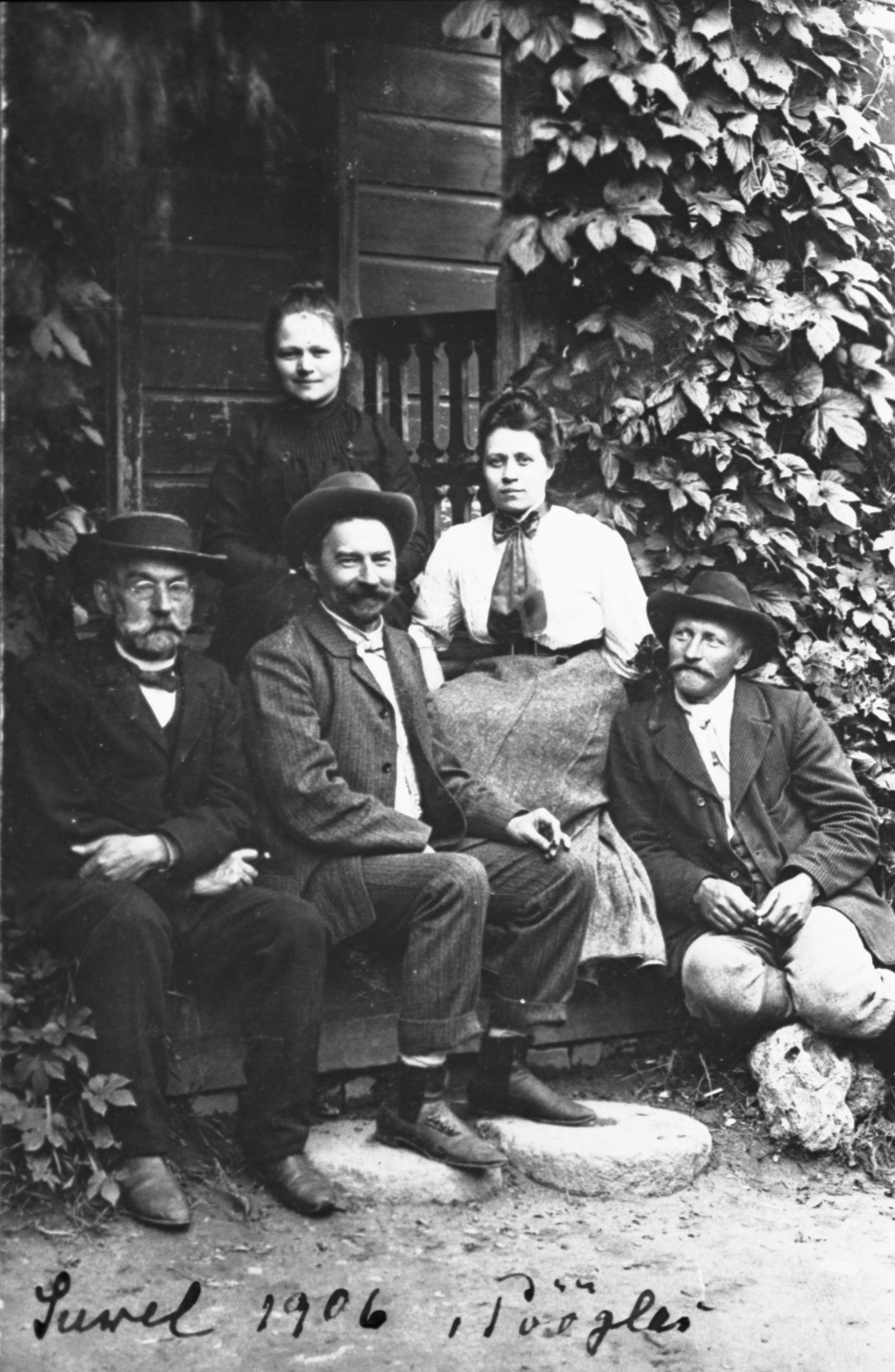 Jaan Kitzberg, August Kitzberg, Johanna Kitzberg and Peeter Nõges Pöögle School House stairs in 1906