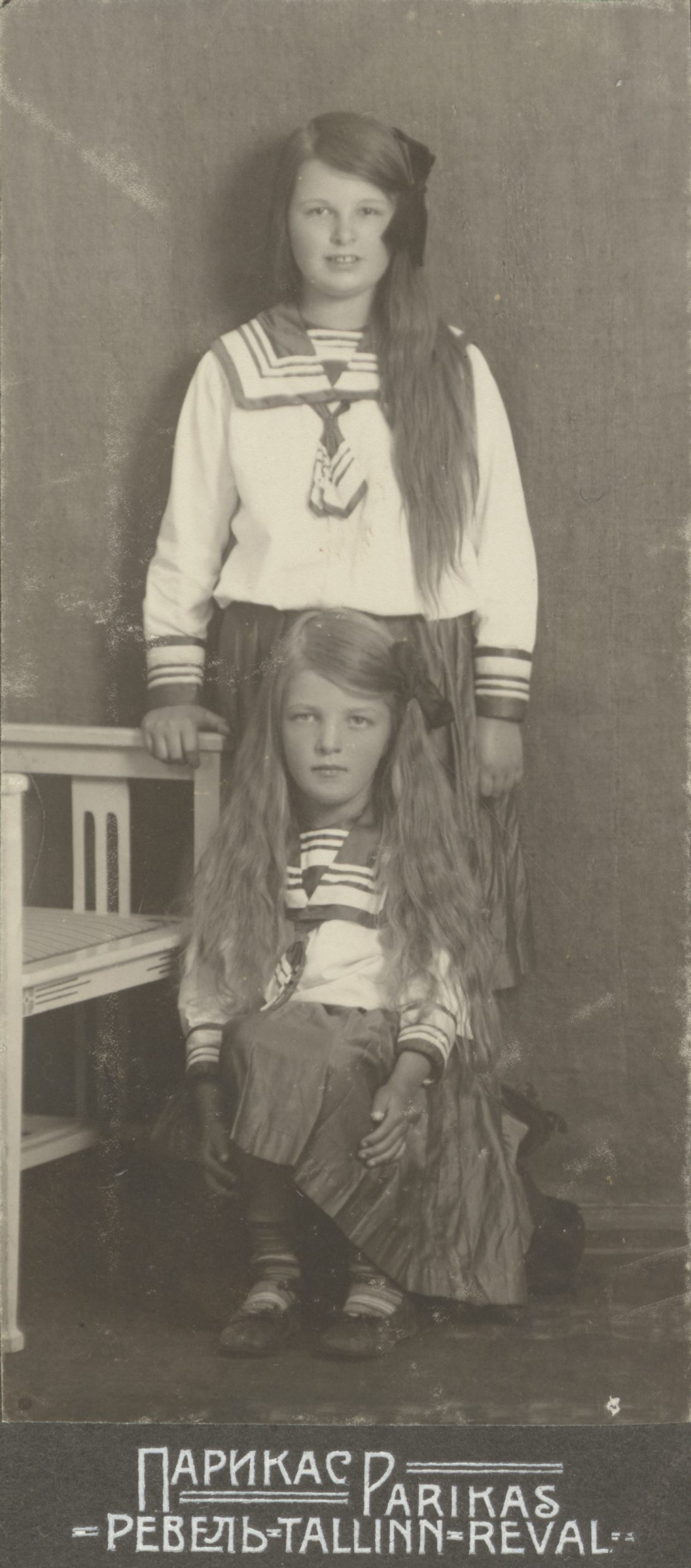 Hedda and Dagmar Hacker children in 1910